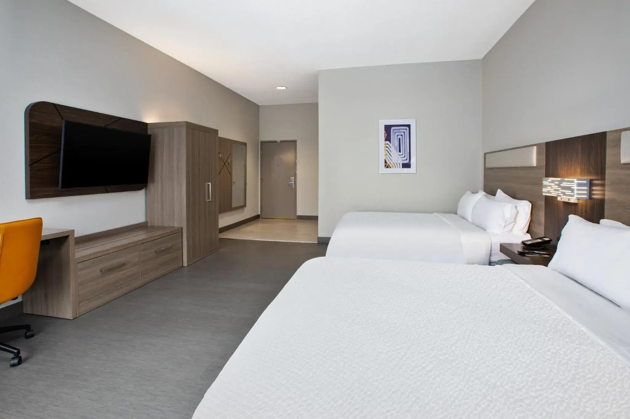 Standard Queen Room with Two Queen Beds and Mobility Accessible Tub in Holiday Inn Express Fremont by IHG Standard Queen Room with Two Queen Beds and Mobility Accessible Tub in Holiday Inn Express Fremont by IHG