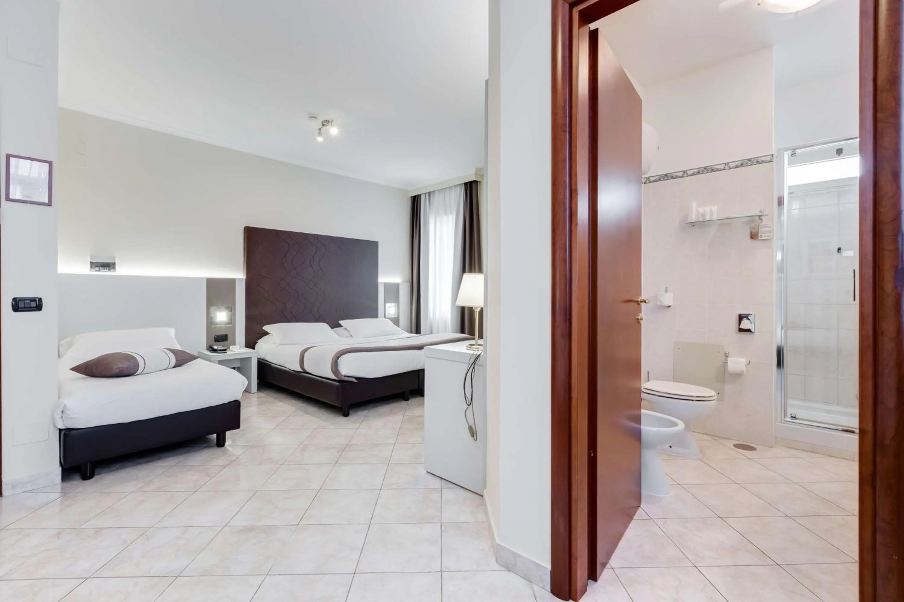 Shower, Bed in Best Western Hotel Rocca