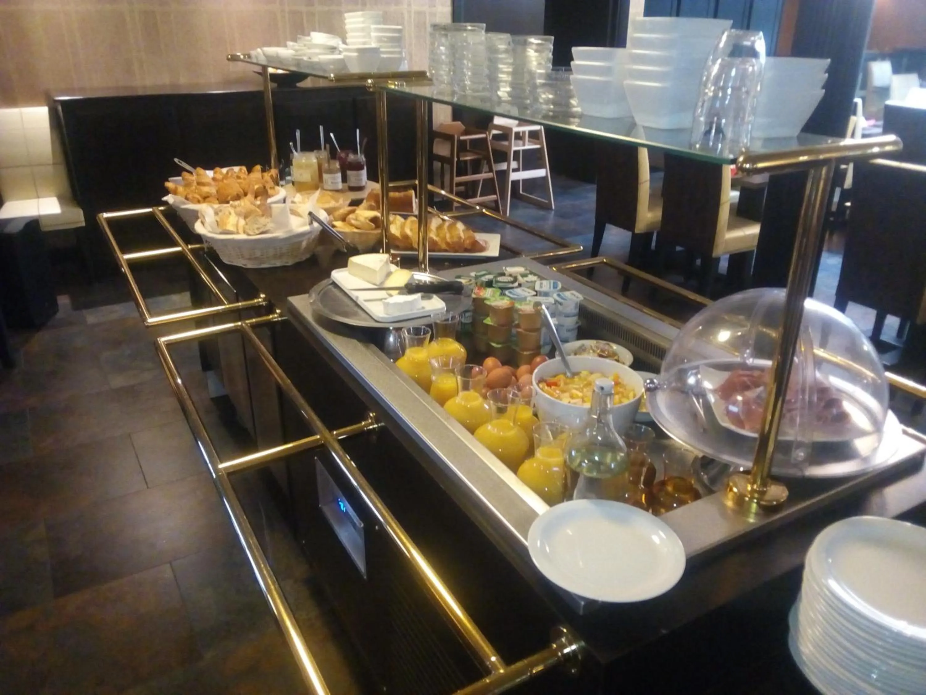 Buffet breakfast in Hôtel Ariane & SPA