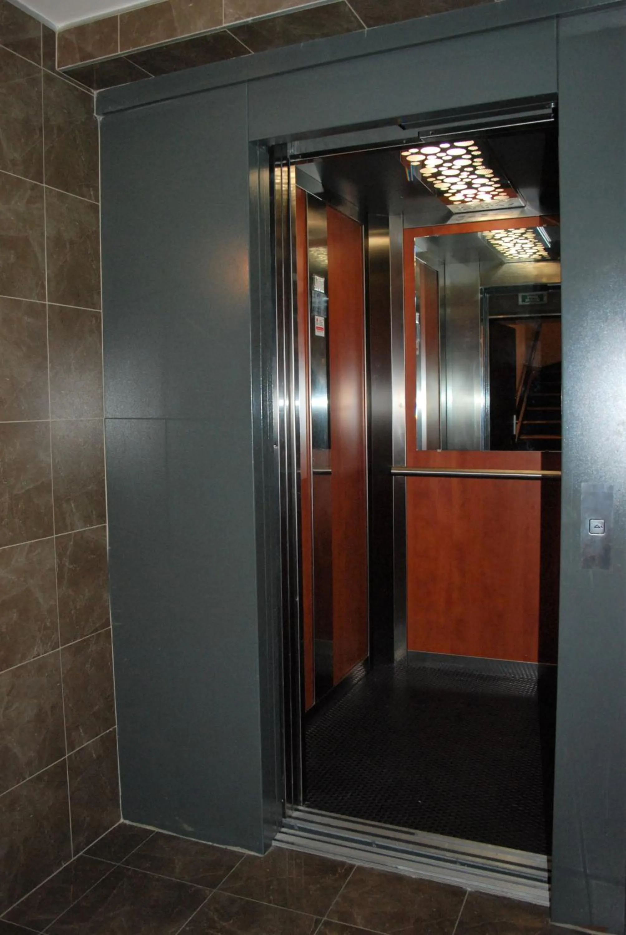 elevator in Hôtel Ariane & SPA