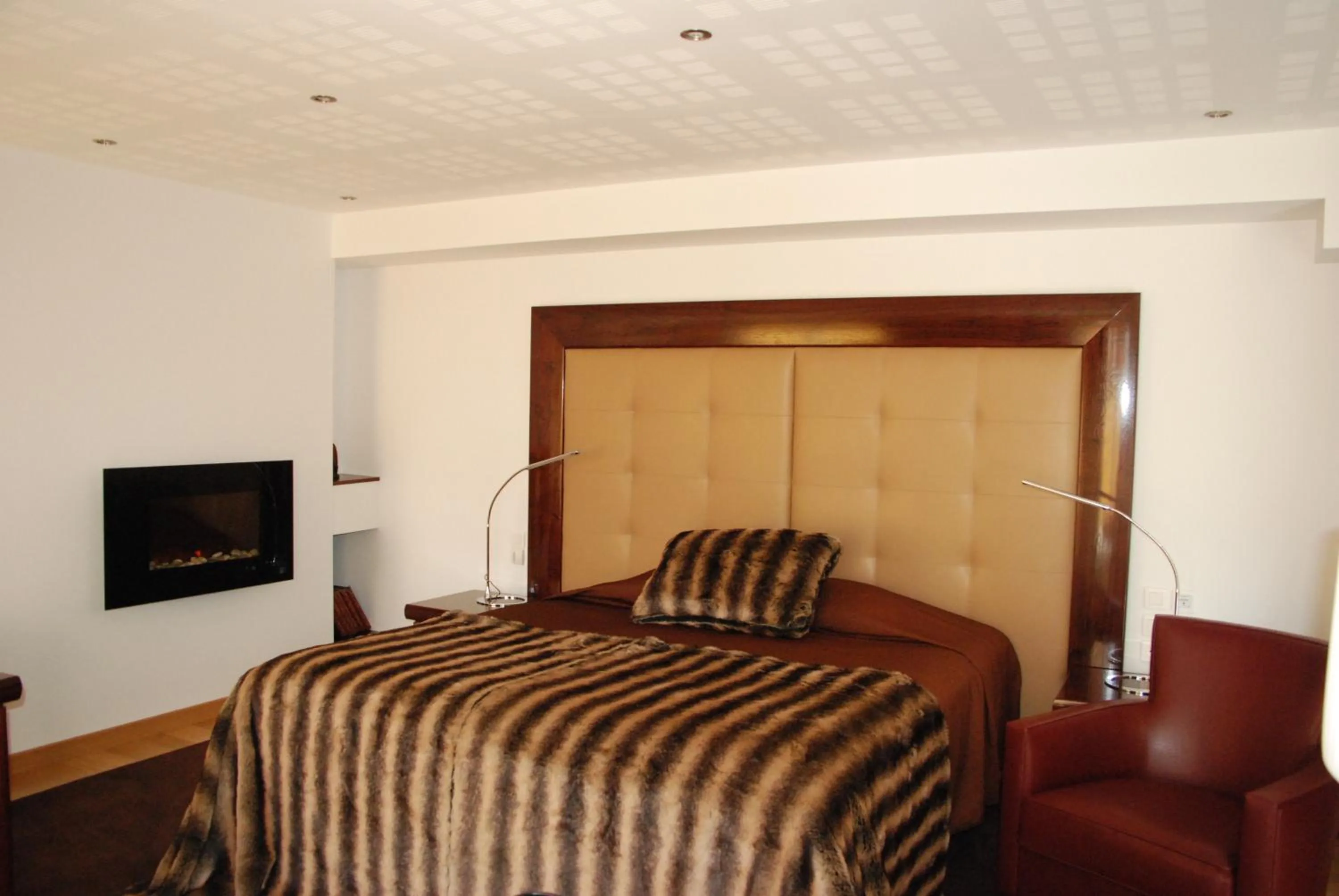 Bedroom, Bed in Hôtel Ariane & SPA