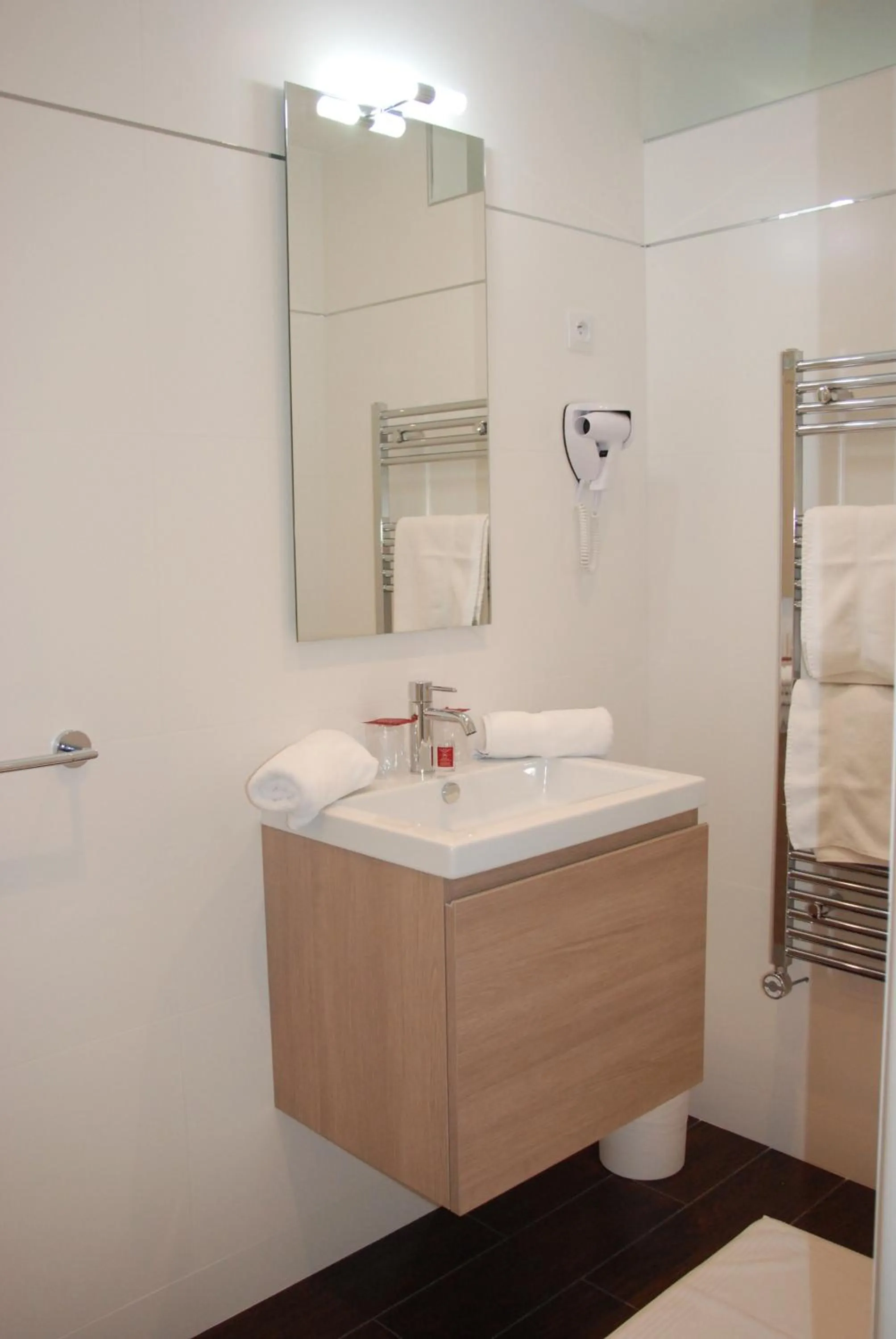 Bathroom in Hôtel Ariane & SPA