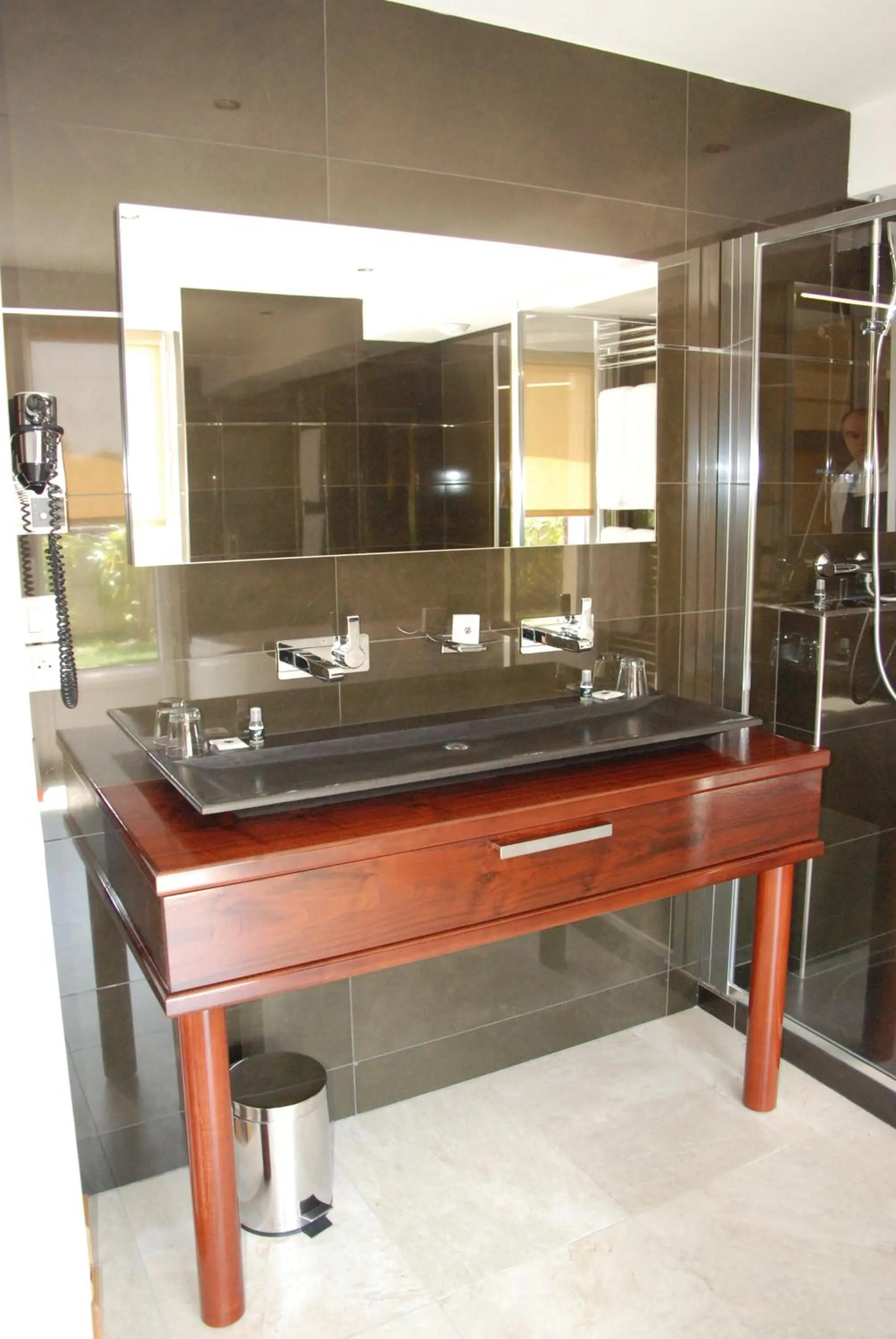 Shower in Hôtel Ariane & SPA