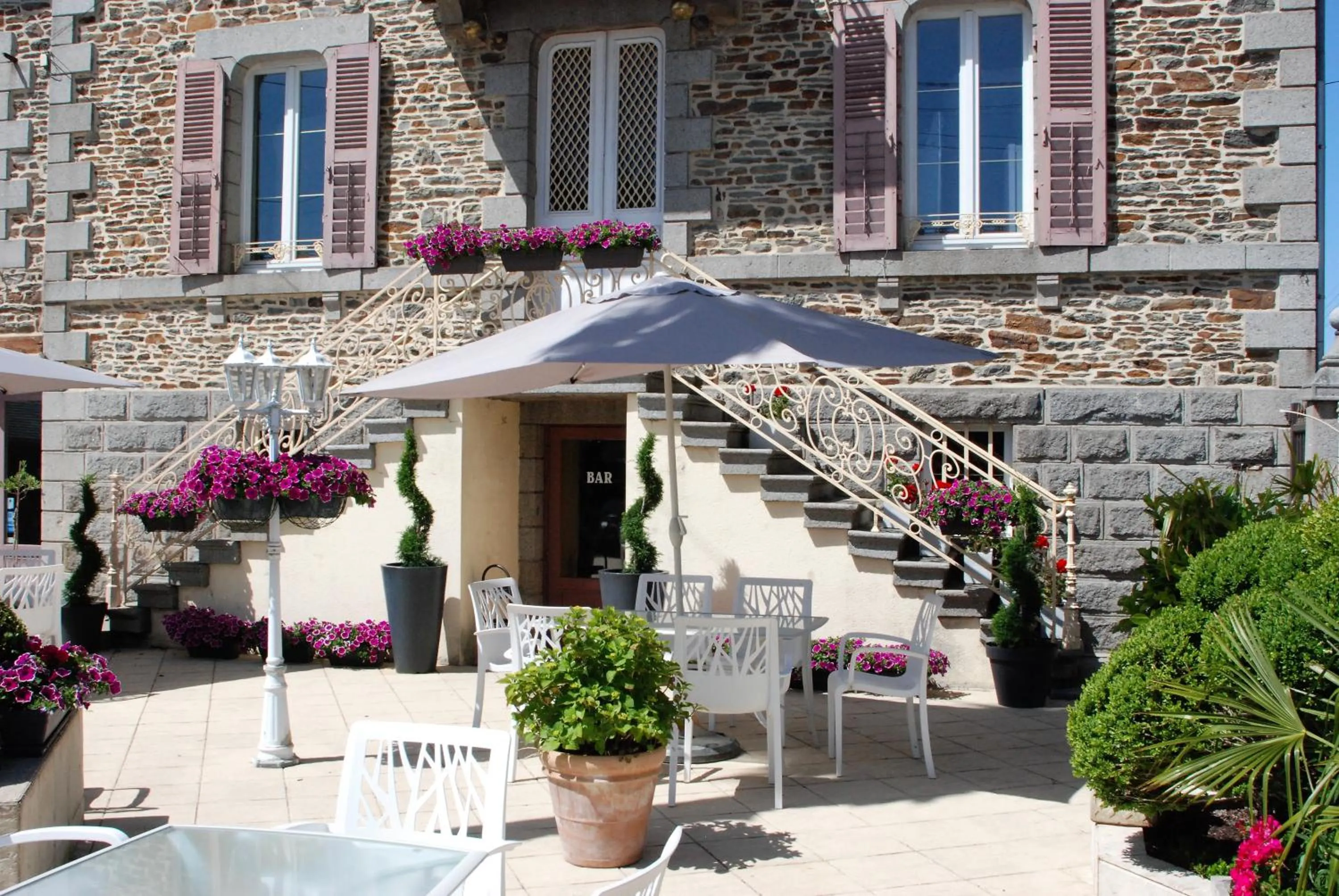 Patio in Hôtel Ariane & SPA