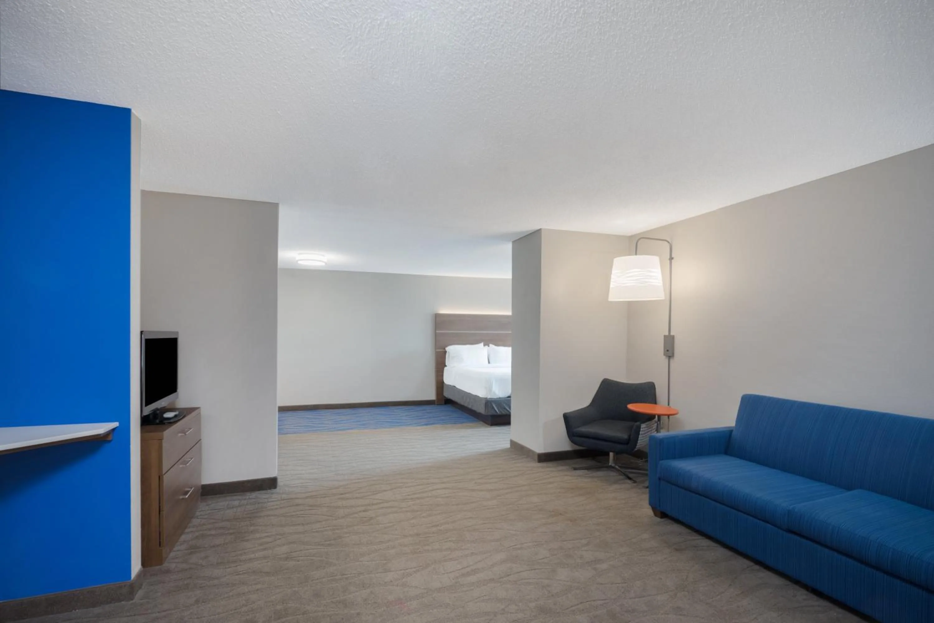 Photo of the whole room, Bed in Holiday Inn Express Hotel & Suites Frankfort by IHG