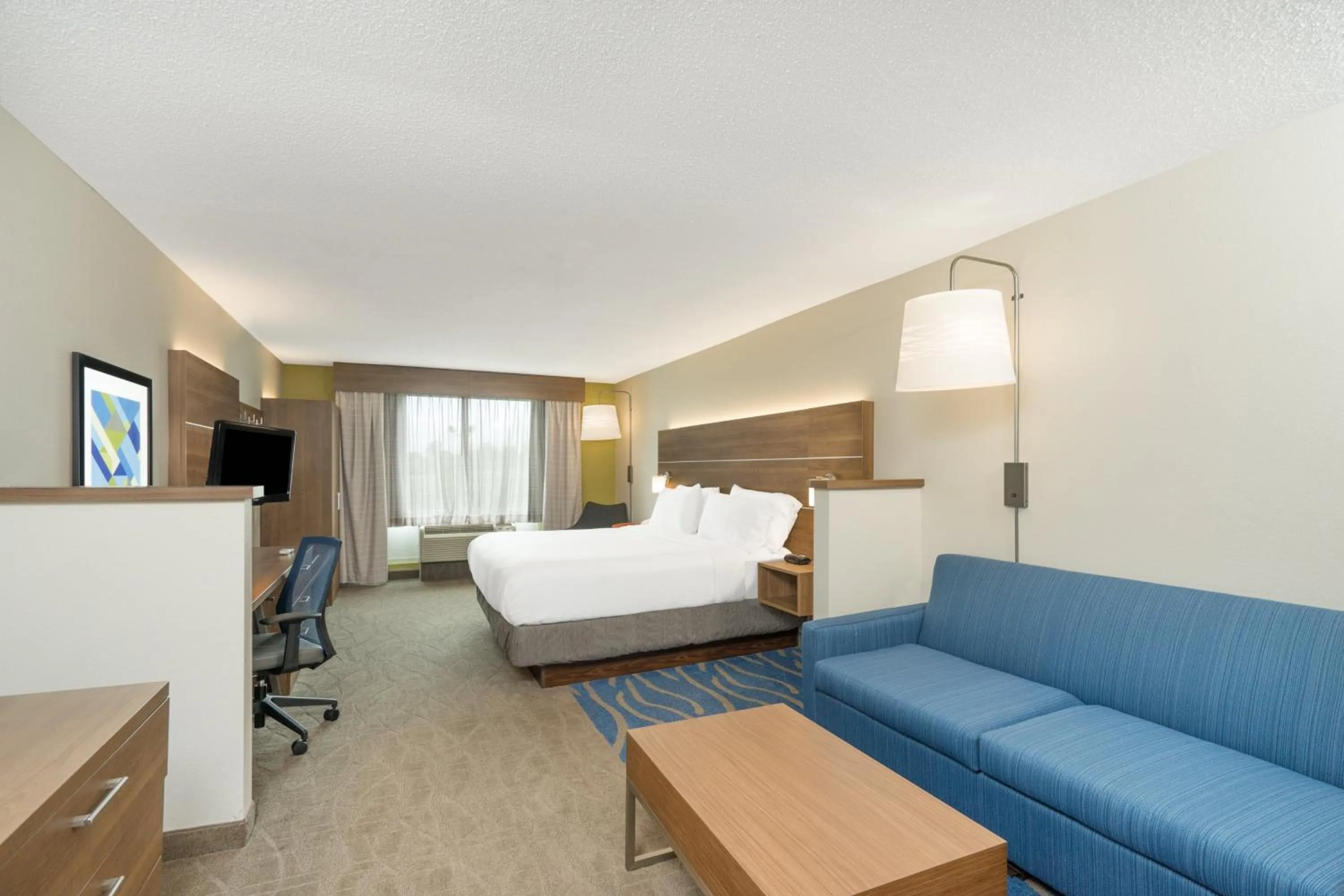 Photo of the whole room, Bed in Holiday Inn Express Hotel & Suites Frankfort by IHG