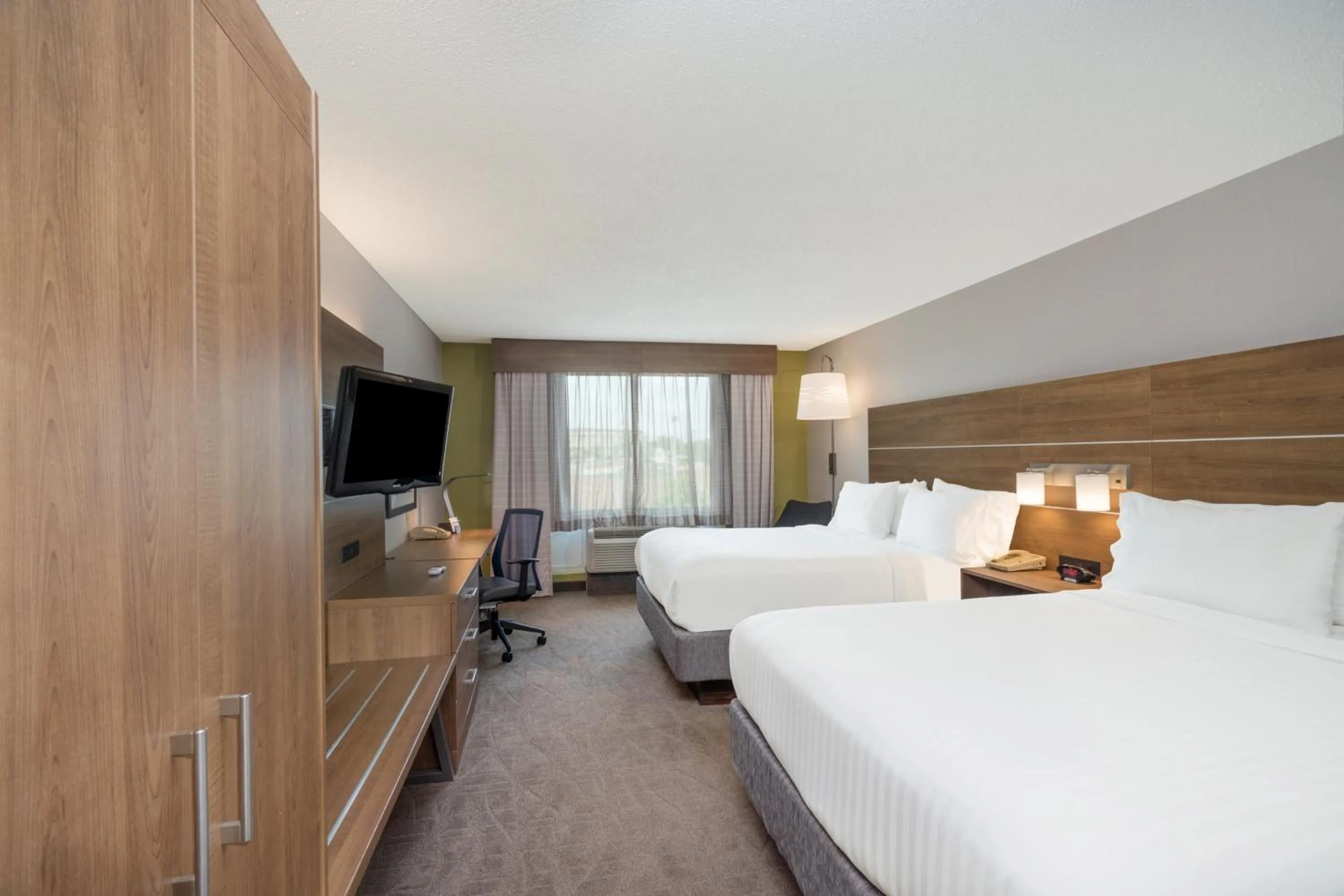 Photo of the whole room, Bed in Holiday Inn Express Hotel & Suites Frankfort by IHG