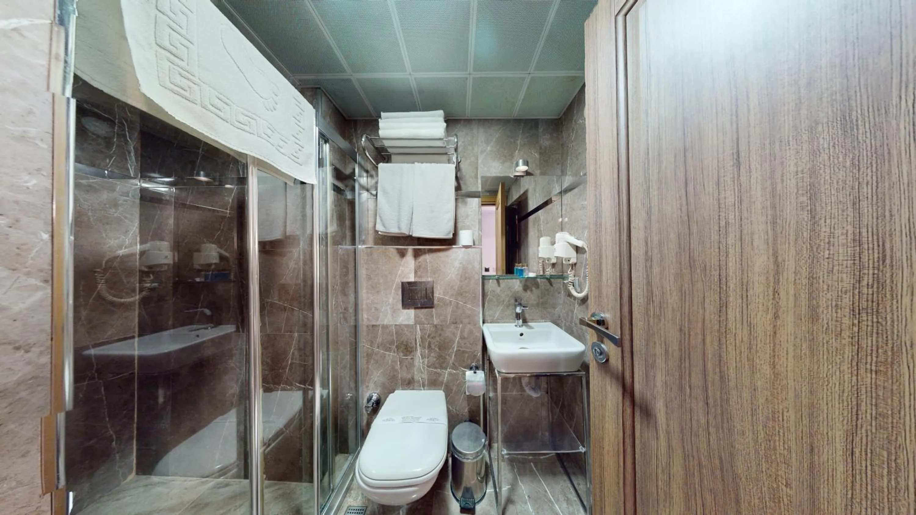 Toilet in Istanbul River Hotel