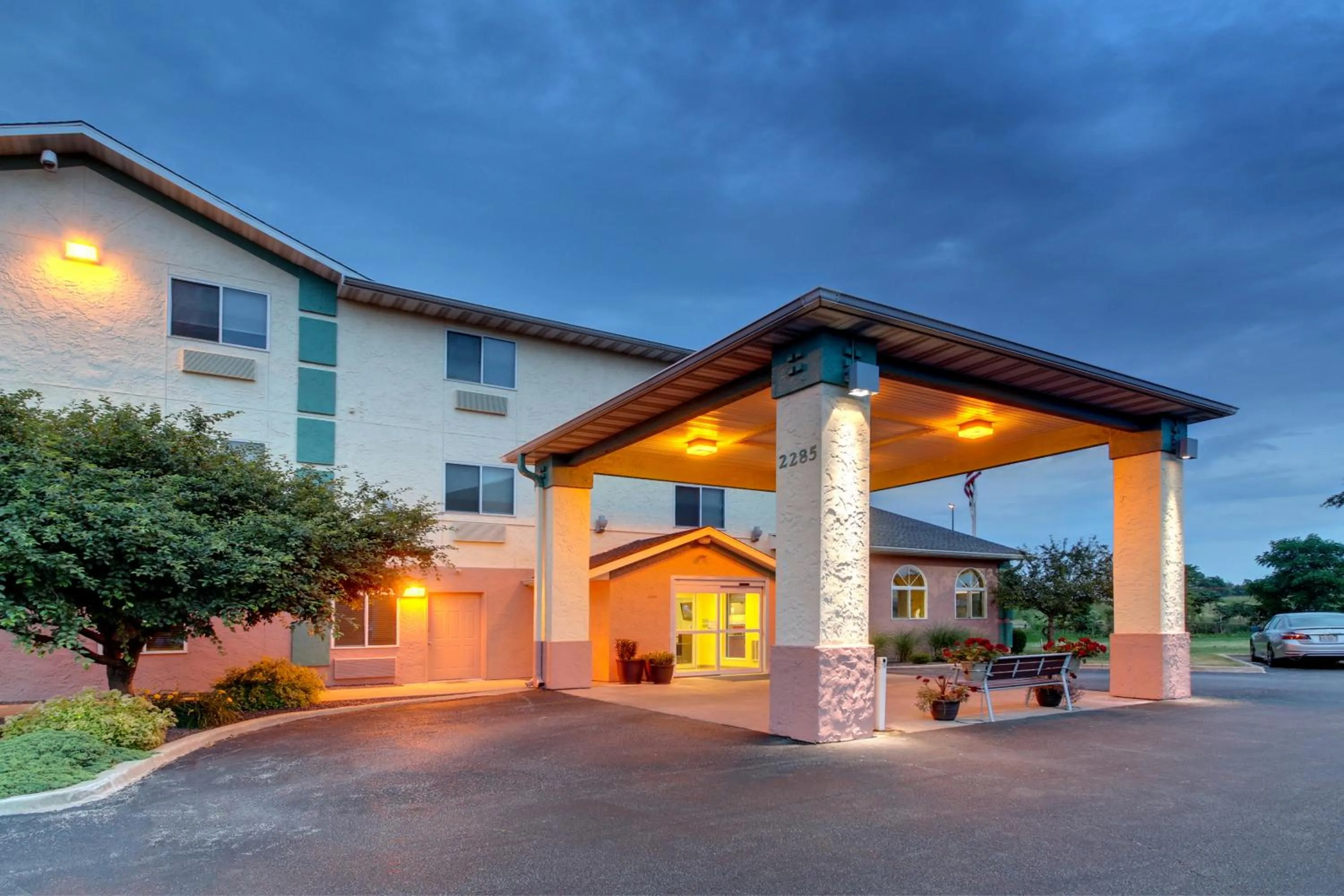 Facade/entrance in Baymont by Wyndham Galesburg