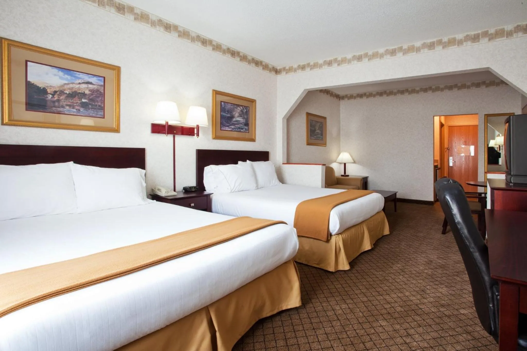 Photo of the whole room, Bed in Holiday Inn Express Hotel & Suites Hiawassee by IHG