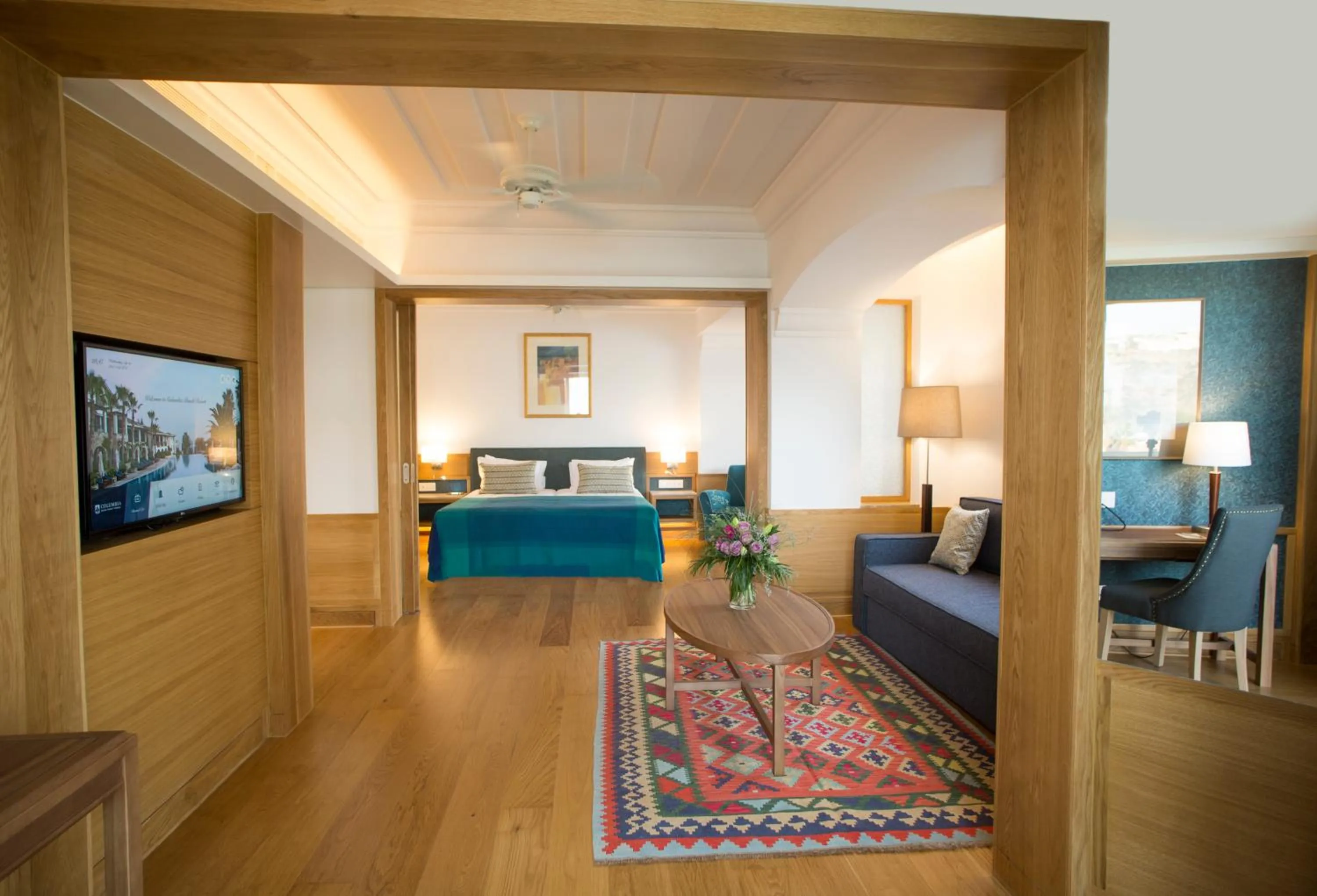 Seating area, Bed in Columbia Beach Resort