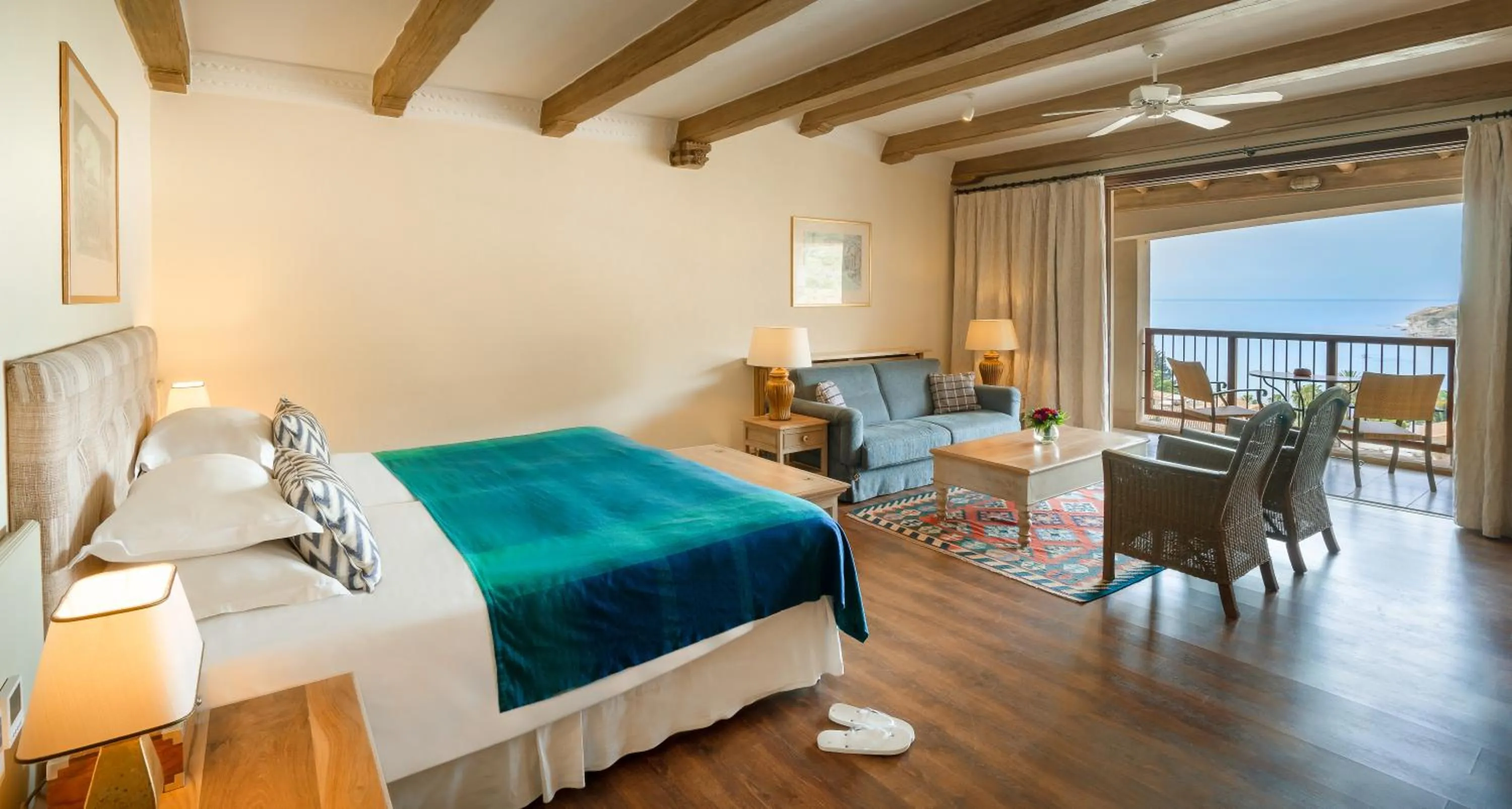 Photo of the whole room, Bed in Columbia Beach Resort