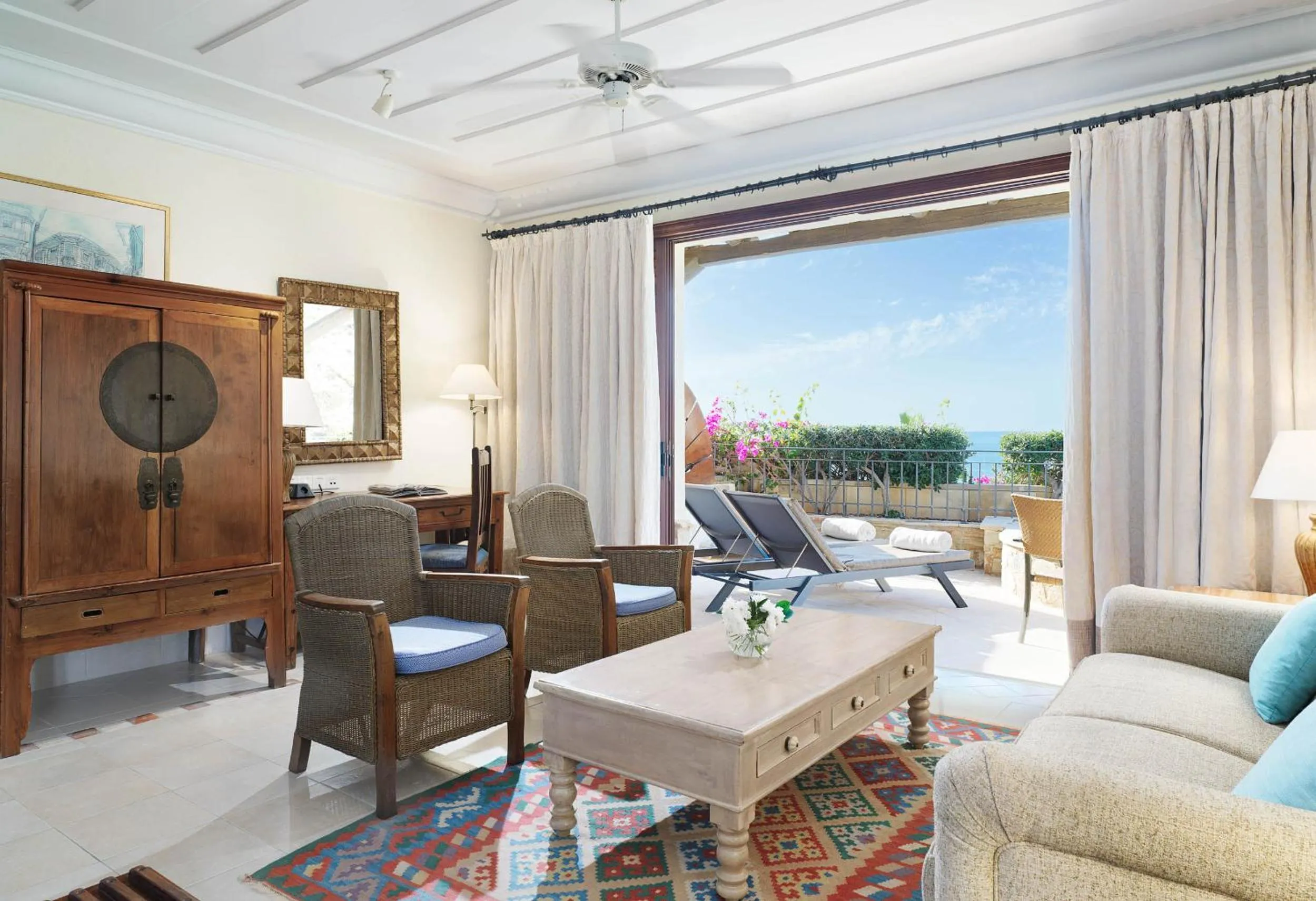 Living room in Columbia Beach Resort