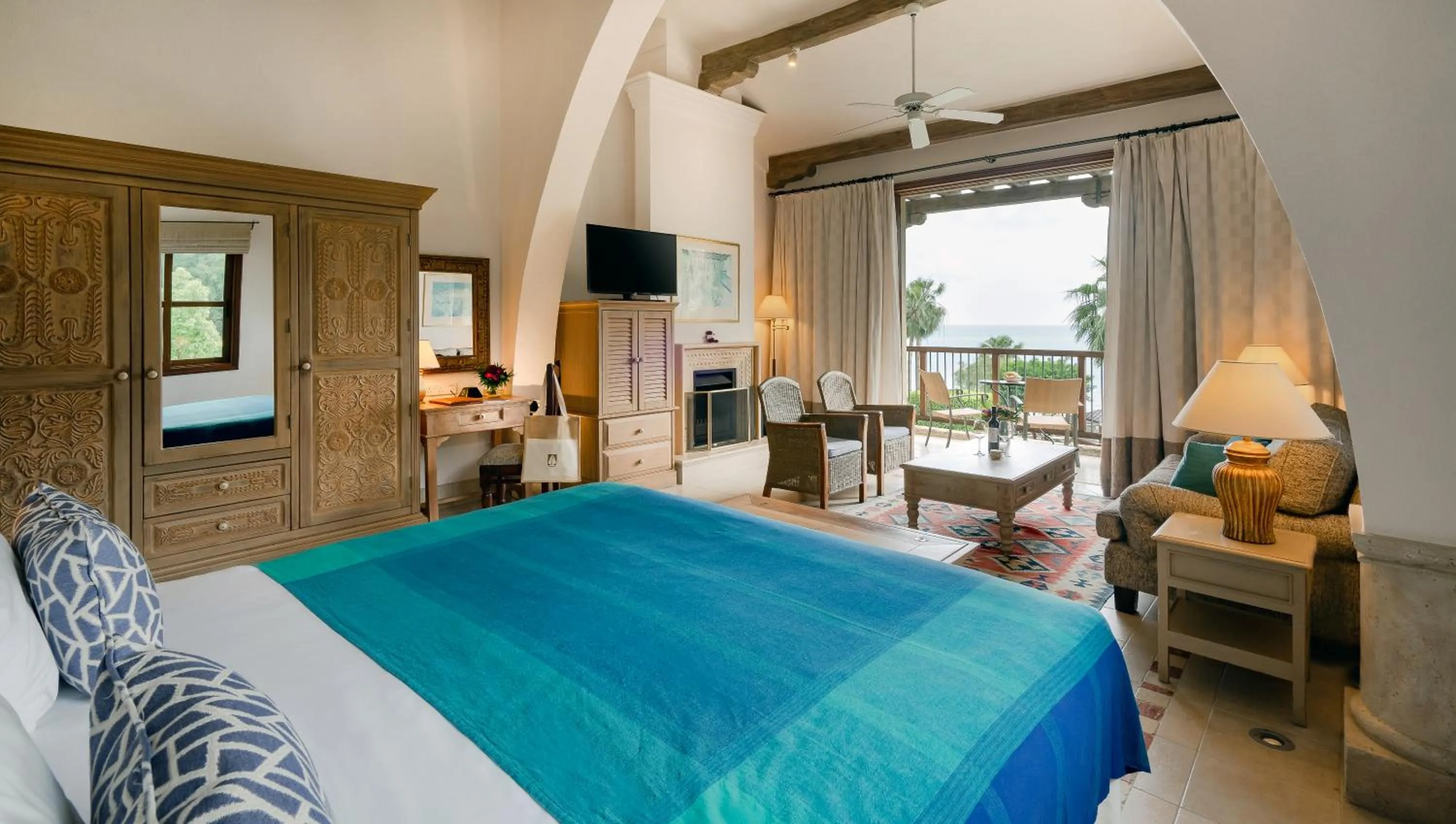 Photo of the whole room, Bed in Columbia Beach Resort