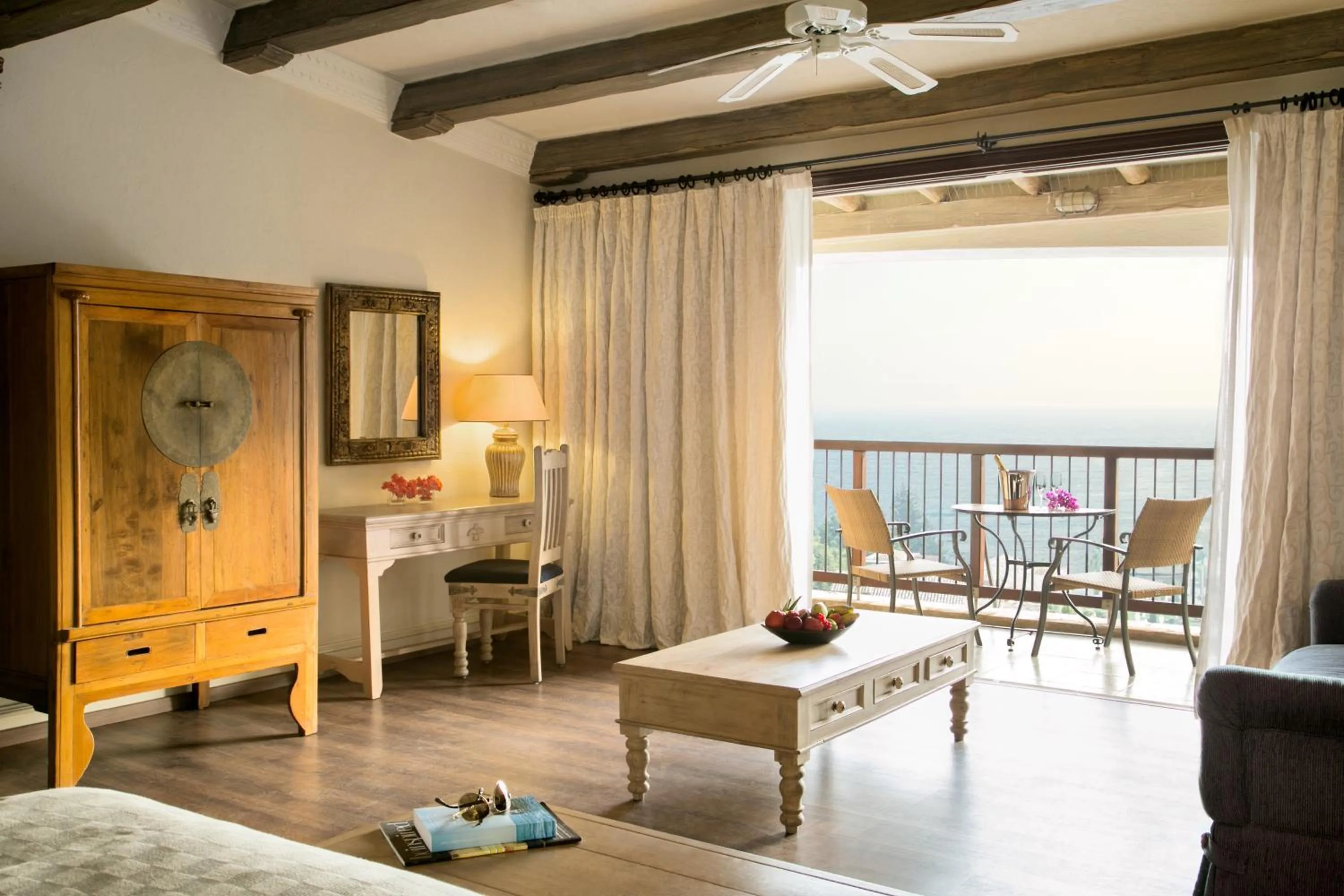 Seating area, Bed in Columbia Beach Resort