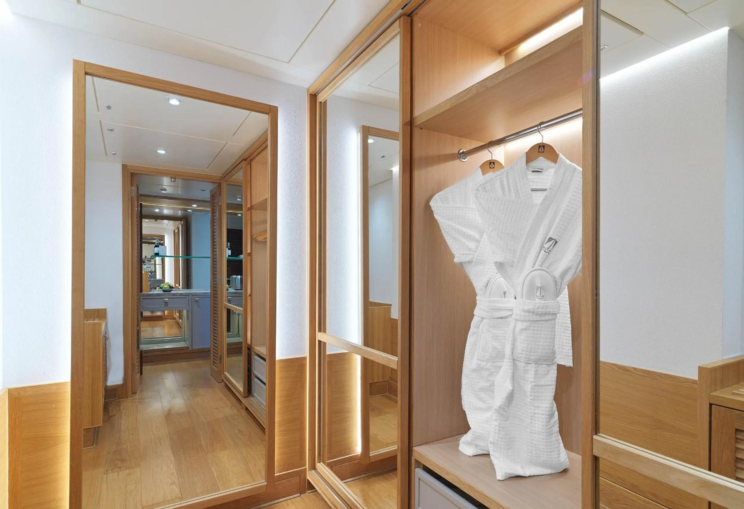 wardrobe in Columbia Beach Resort