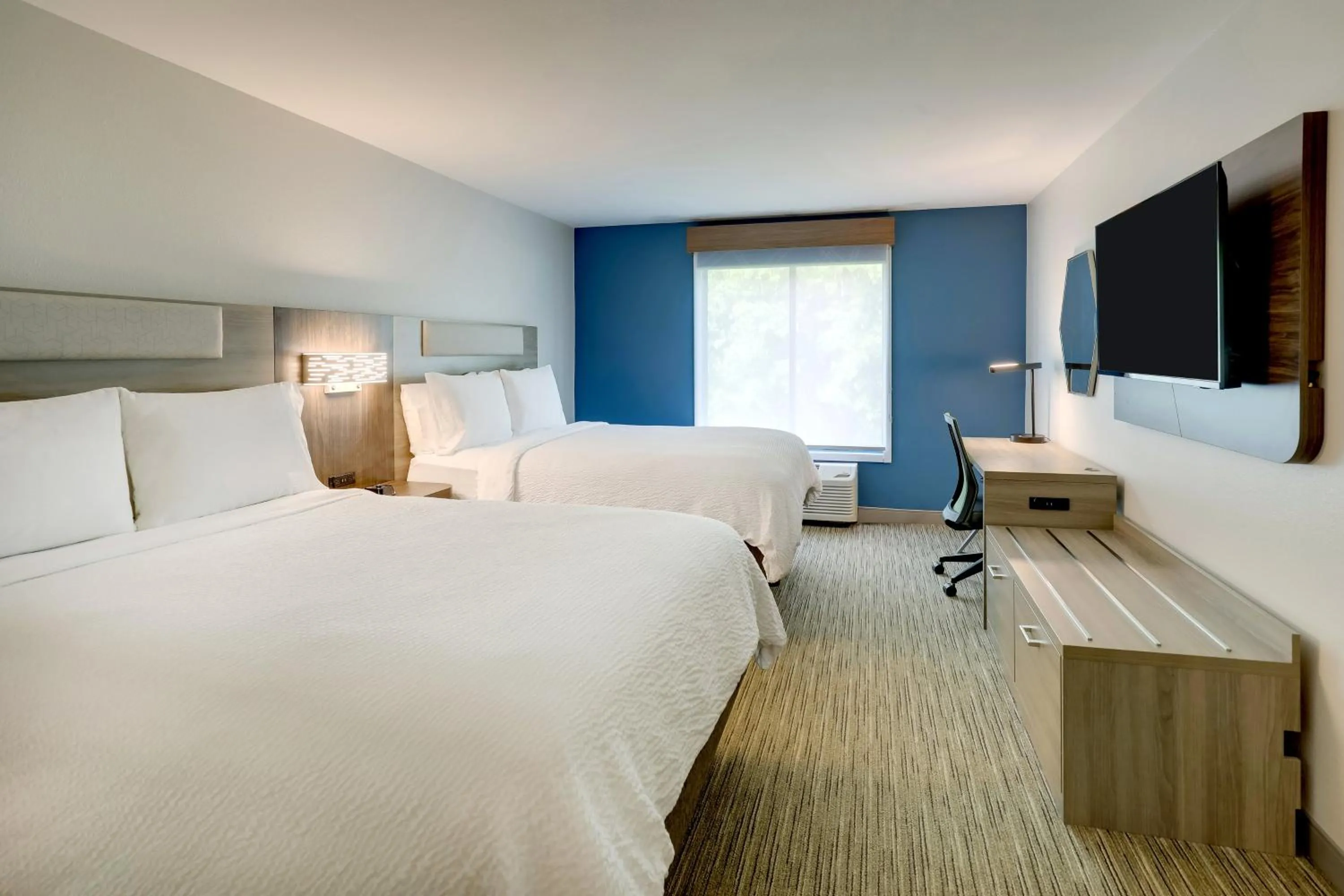 Photo of the whole room, Bed in Holiday Inn Express Hotel & Suites Hinesville by IHG
