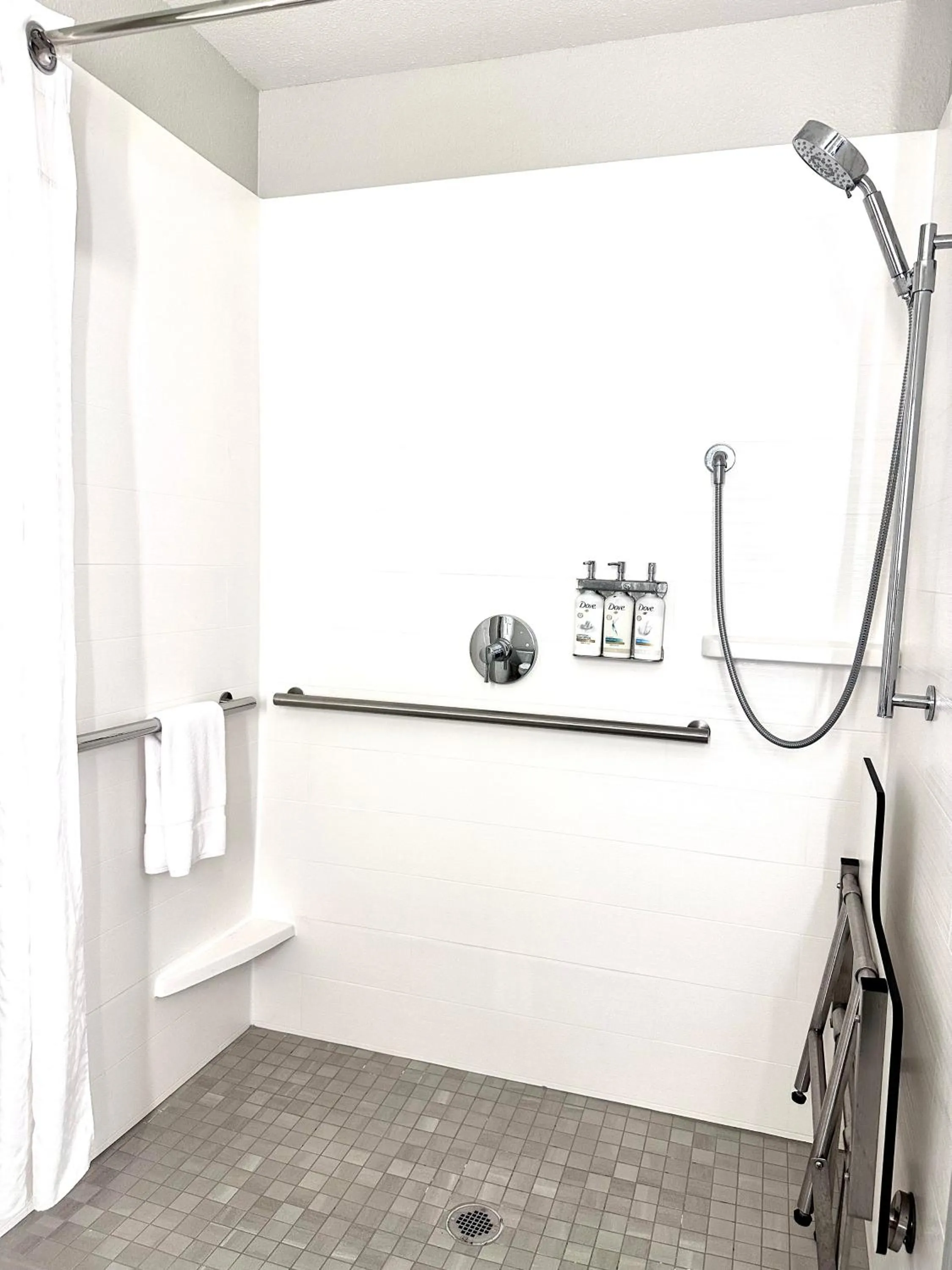 Shower in Holiday Inn Express Hotel & Suites Hinesville by IHG