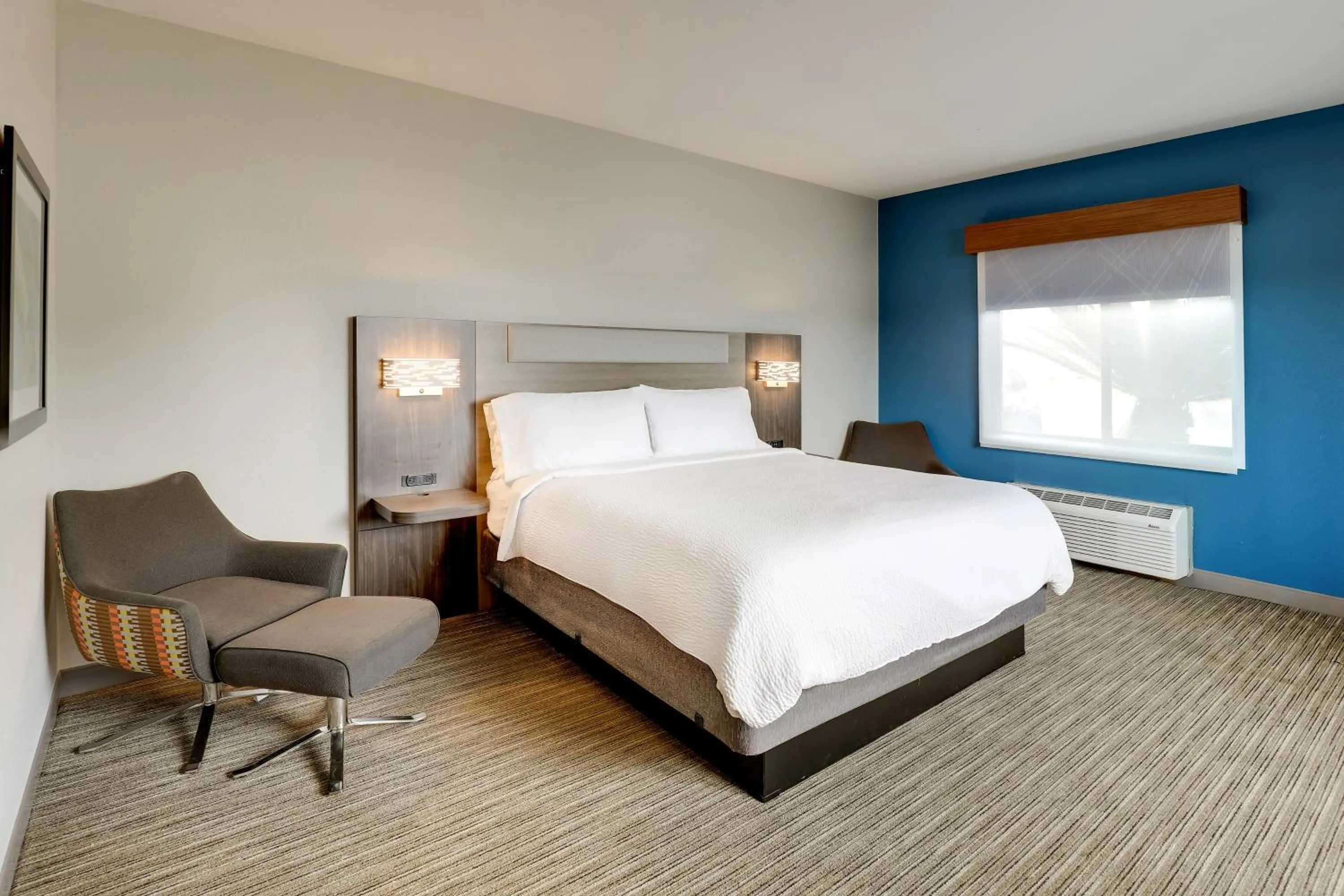 Photo of the whole room, Bed in Holiday Inn Express Hotel & Suites Hinesville by IHG