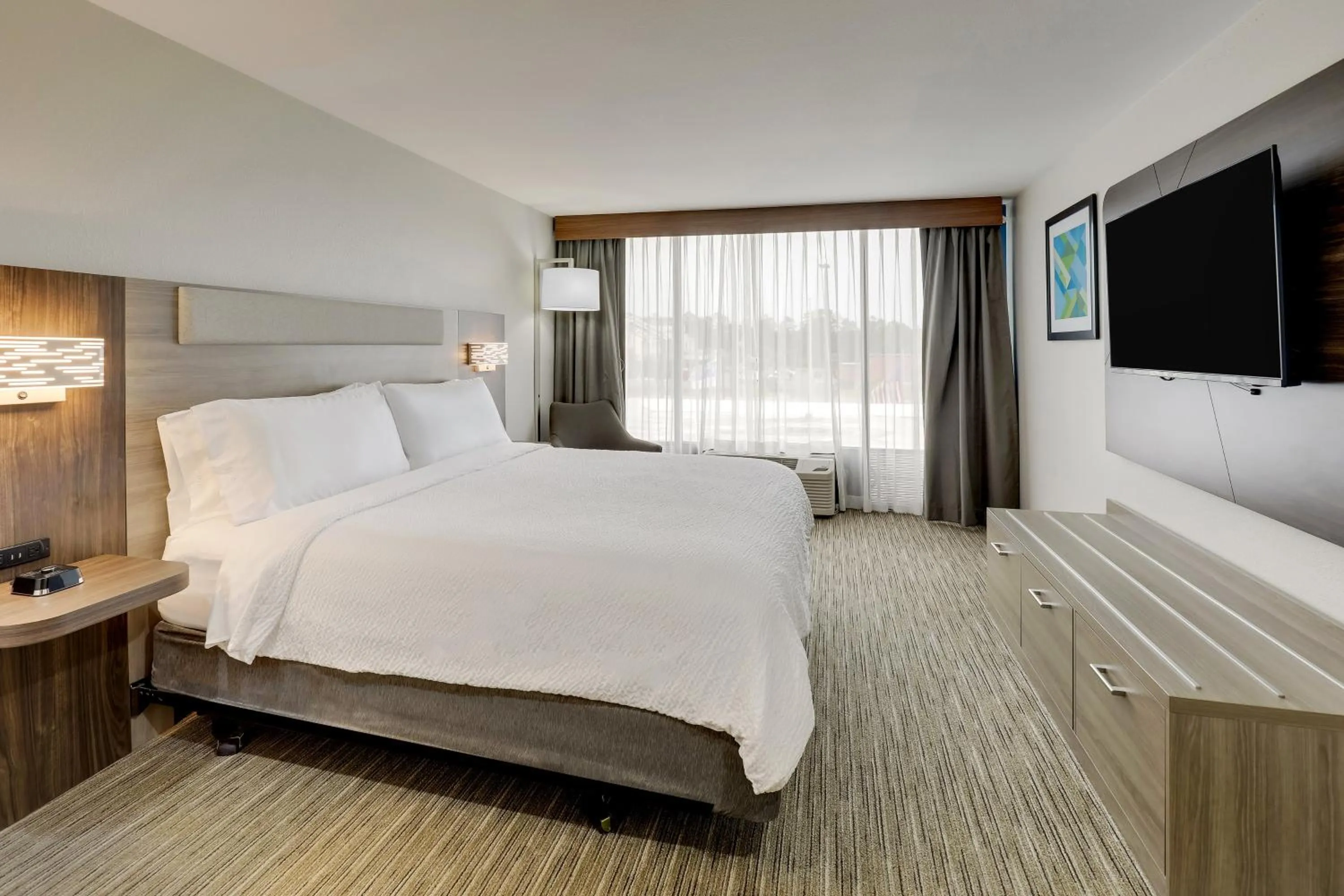 Photo of the whole room, Bed in Holiday Inn Express Hotel & Suites Hinesville by IHG