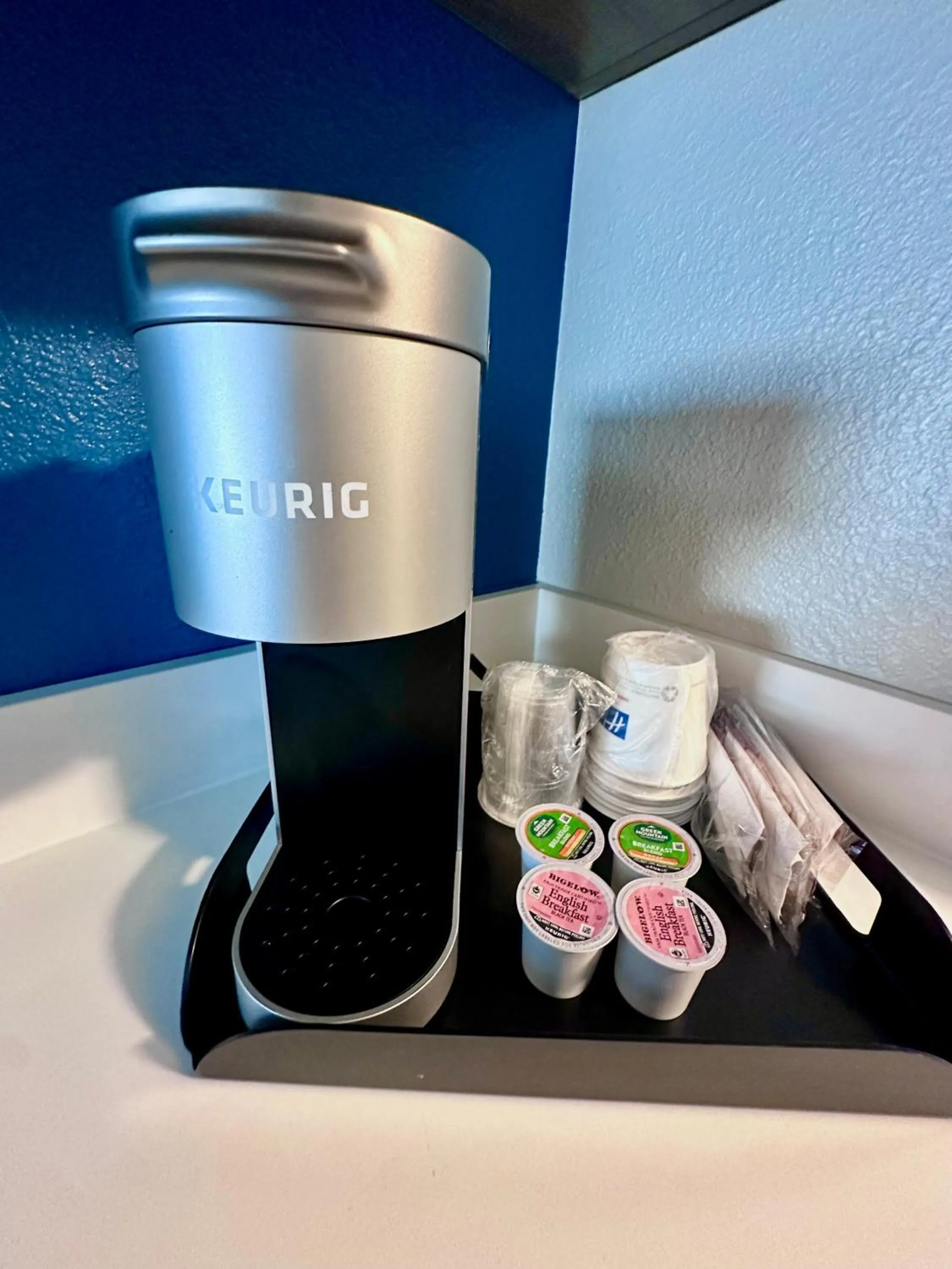 Coffee/tea facilities in Holiday Inn Express Hotel & Suites Hinesville by IHG