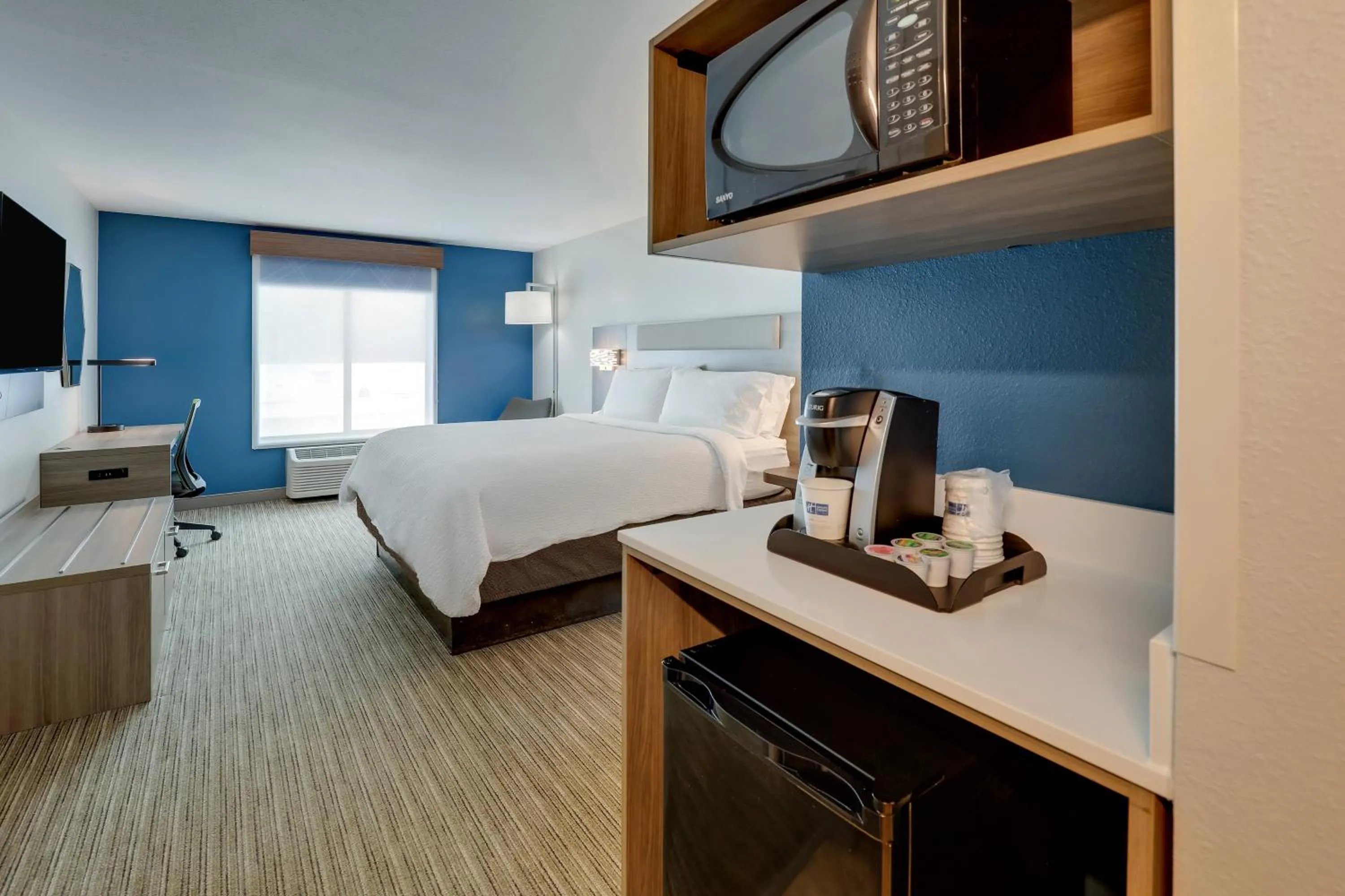 Photo of the whole room, Bed in Holiday Inn Express Hotel & Suites Hinesville by IHG