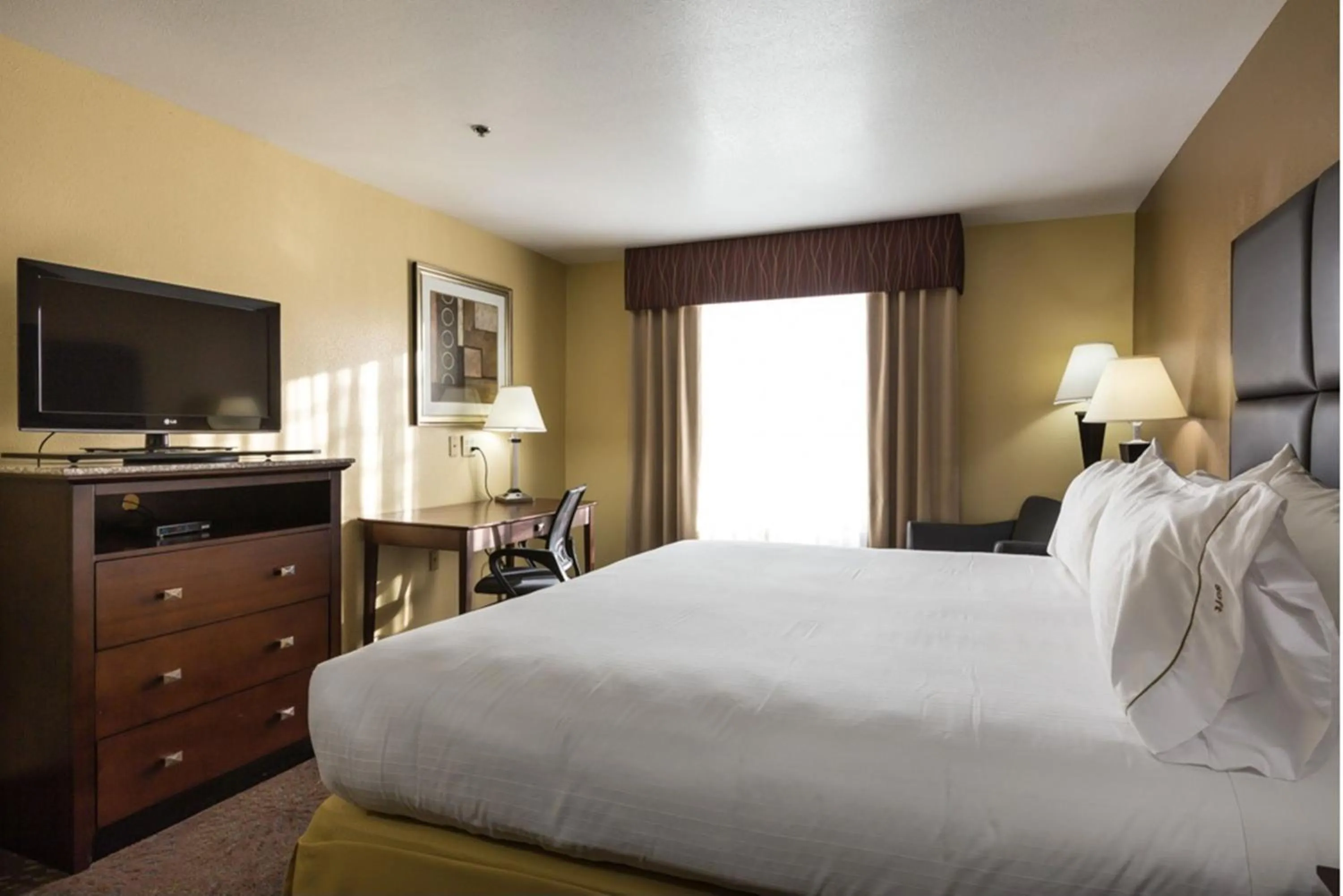 Photo of the whole room, Bed in Holiday Inn Express Hotel & Suites Hinesville by IHG