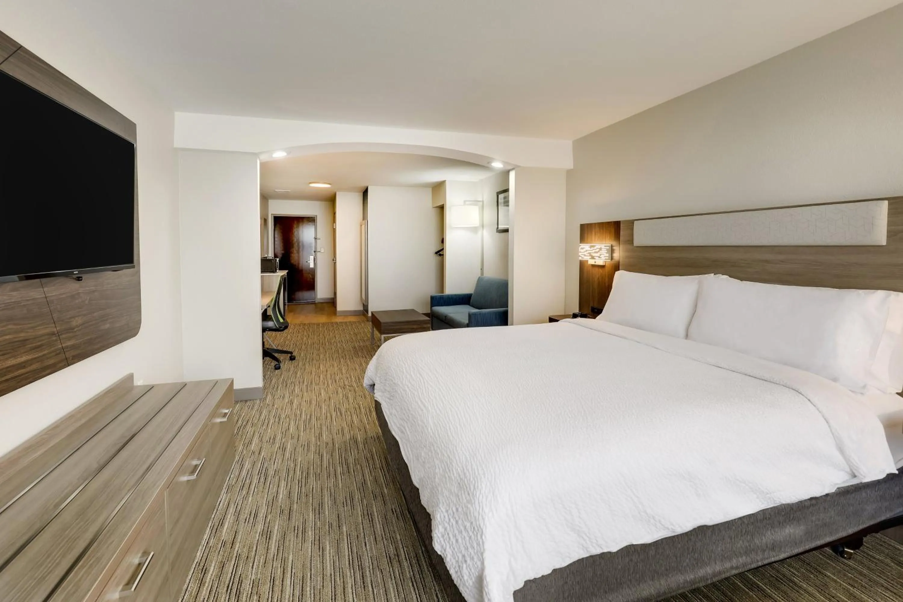 Photo of the whole room, Bed in Holiday Inn Express Hotel & Suites Hinesville by IHG