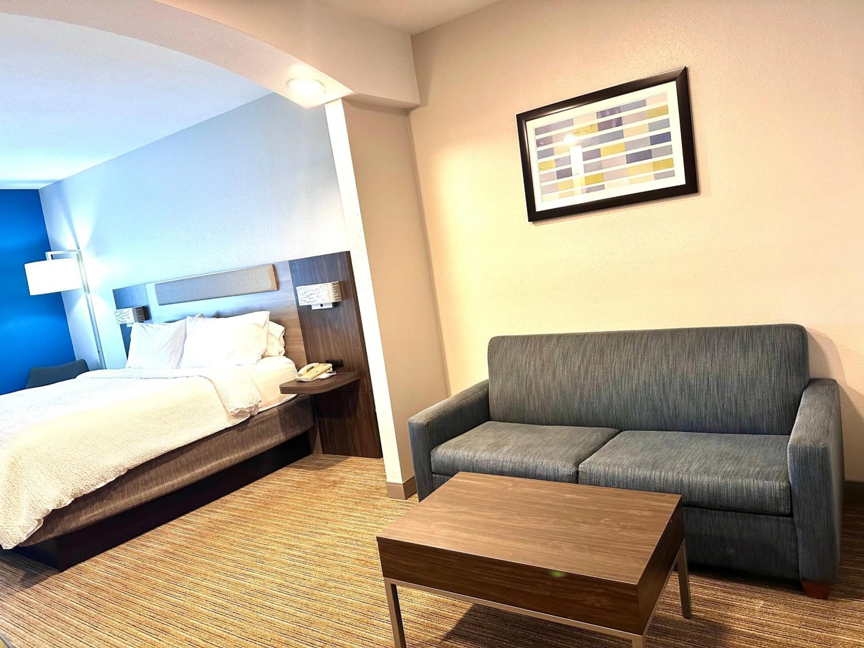 Bed in Holiday Inn Express Hotel & Suites Hinesville by IHG