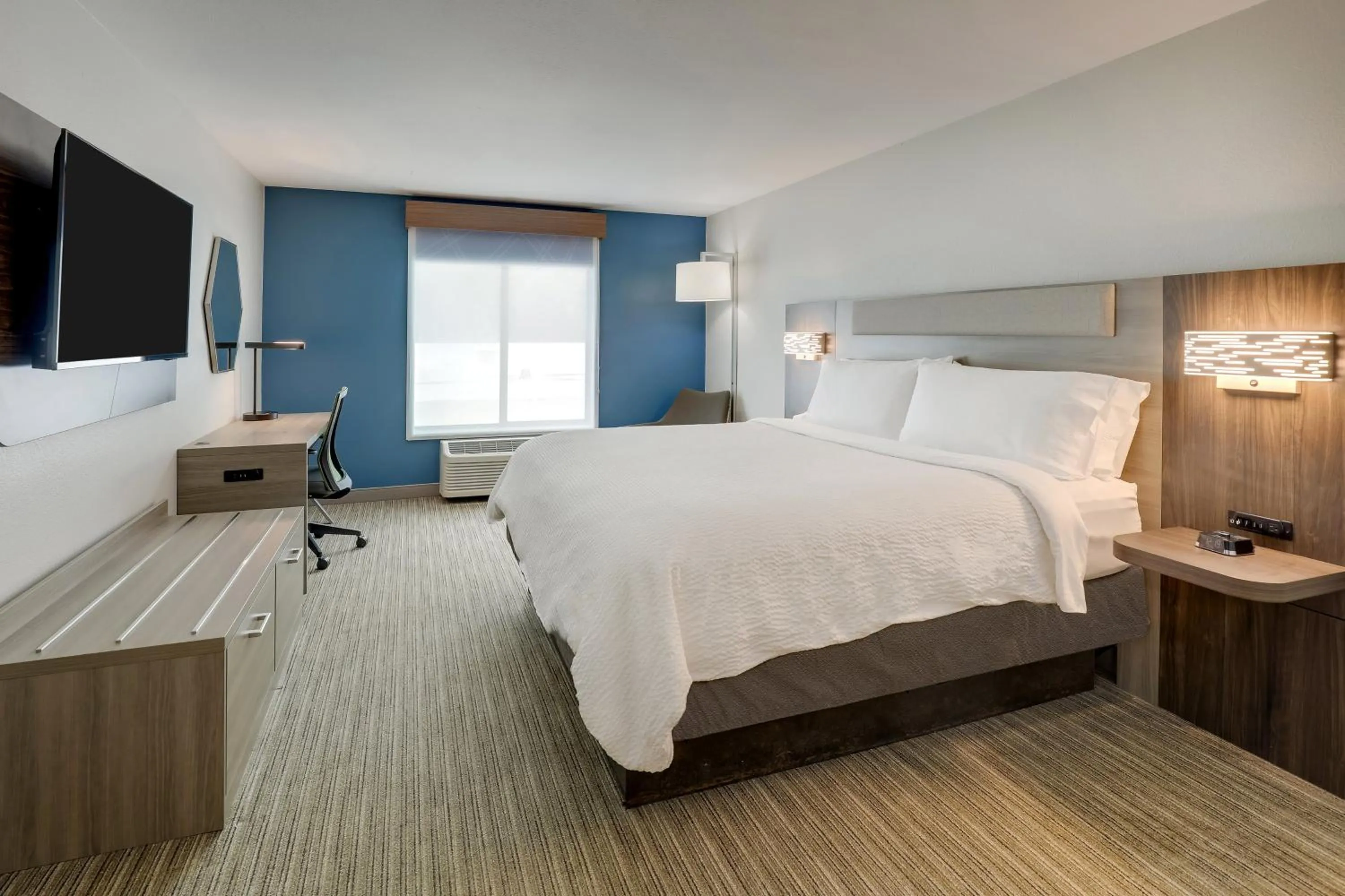 Photo of the whole room, Bed in Holiday Inn Express Hotel & Suites Hinesville by IHG