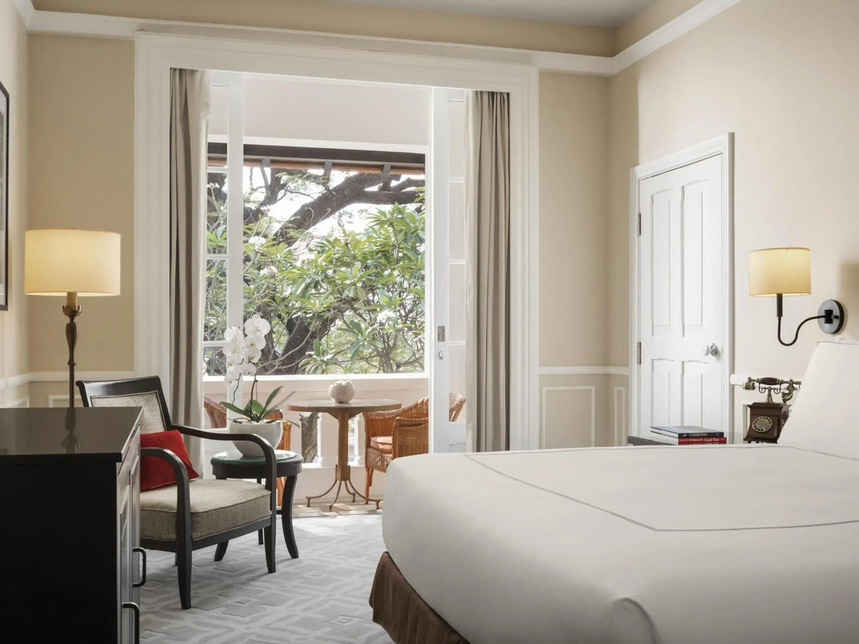 Executive King Suite in Raffles Hotel Le Royal Executive King Suite in Raffles Hotel Le Royal