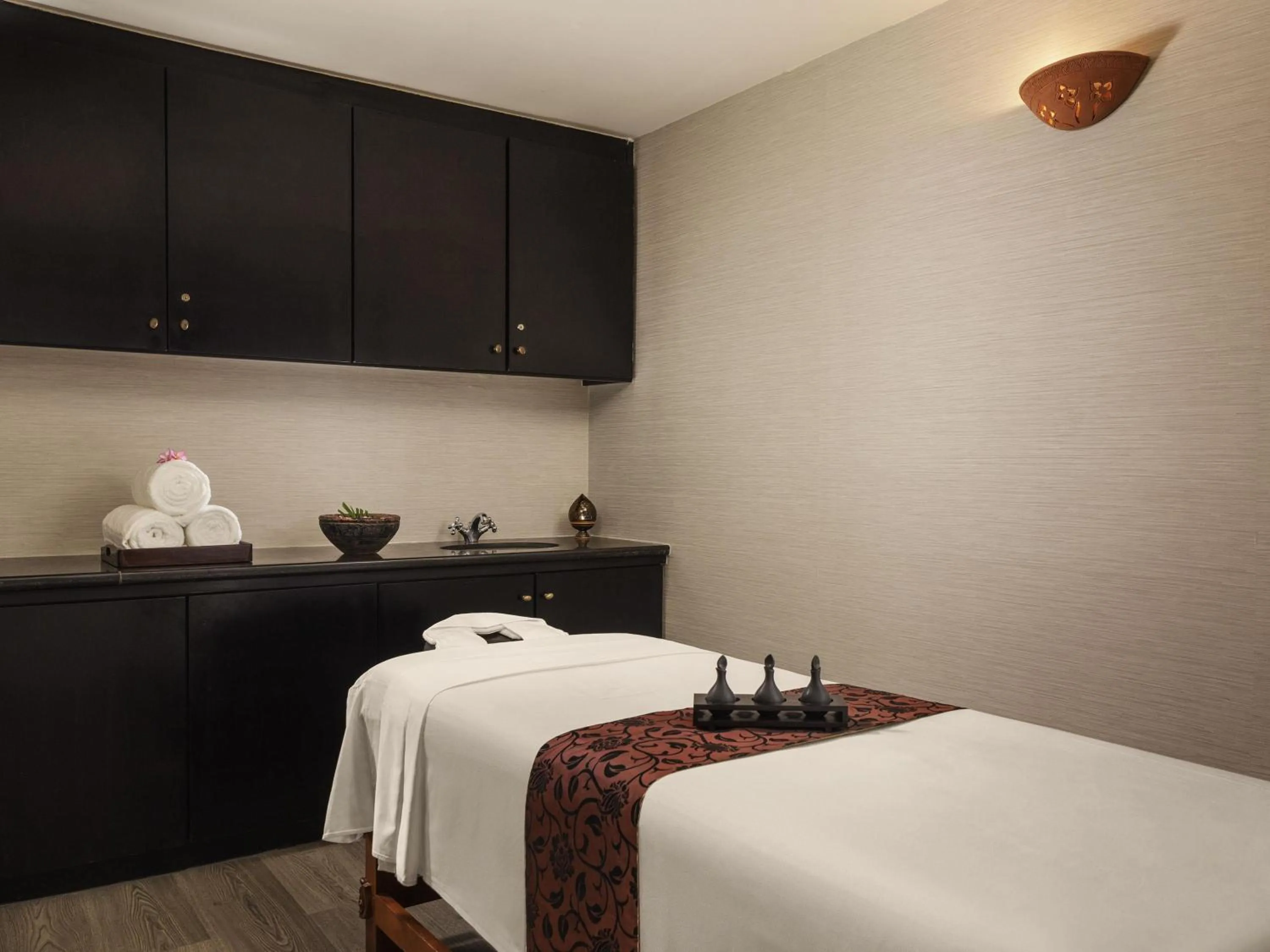 Spa and wellness centre/facilities, Bed in Raffles Hotel Le Royal