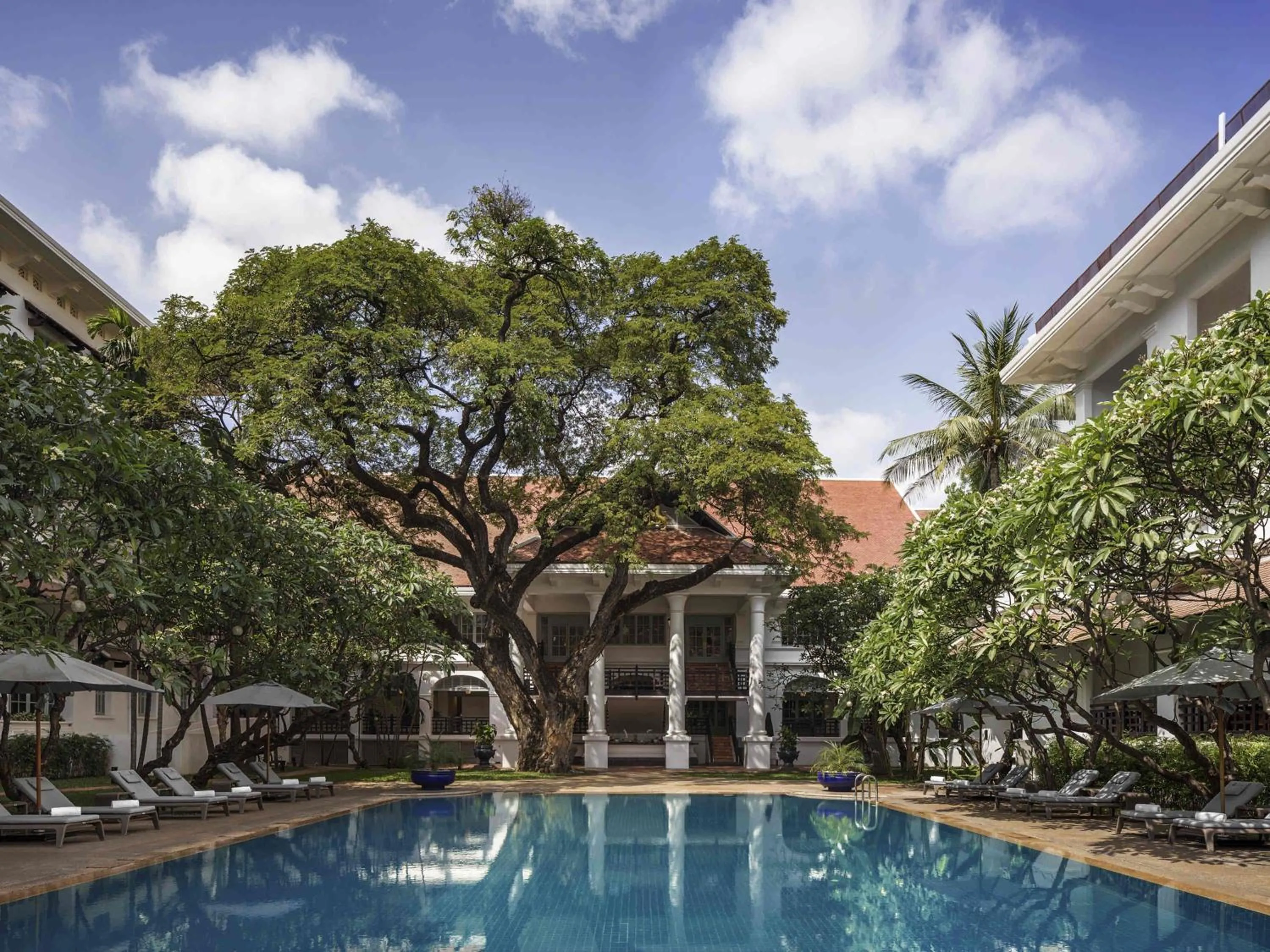 Restaurant/places to eat in Raffles Hotel Le Royal