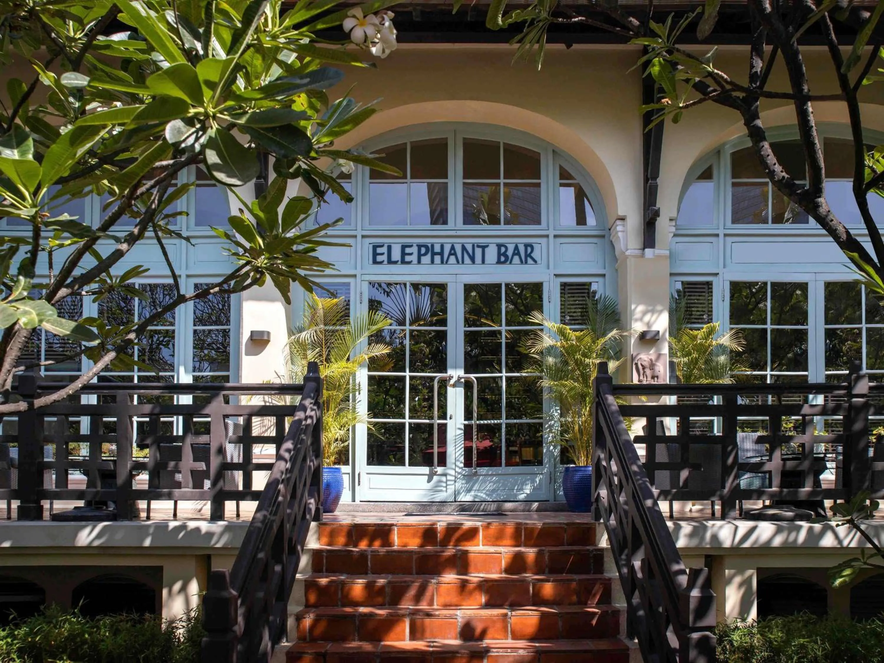 Lounge or bar in Raffles Hotel Le Royal