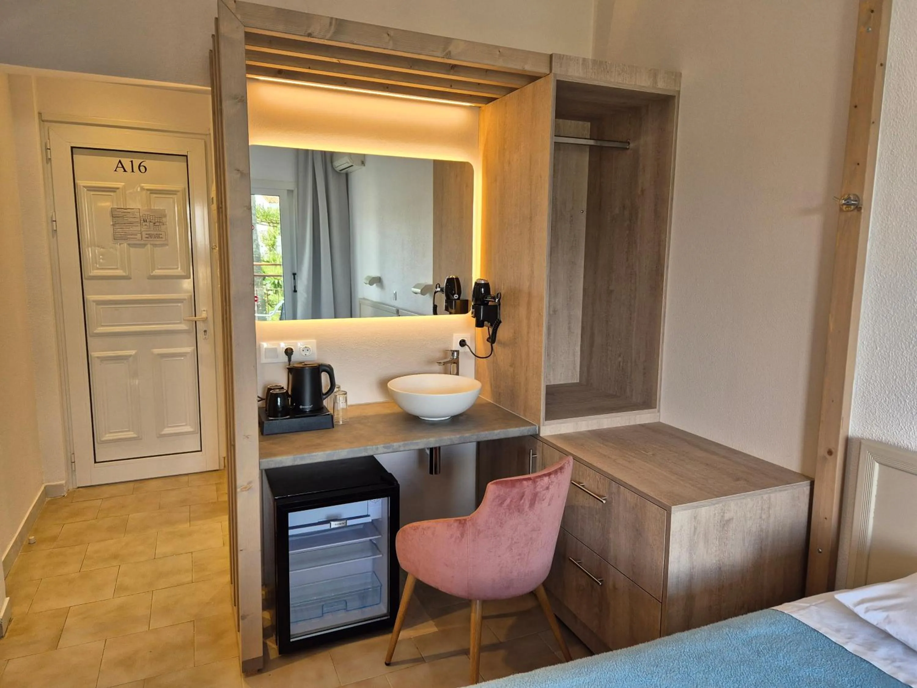 Photo of the whole room, Bed in Morfeas Hotel