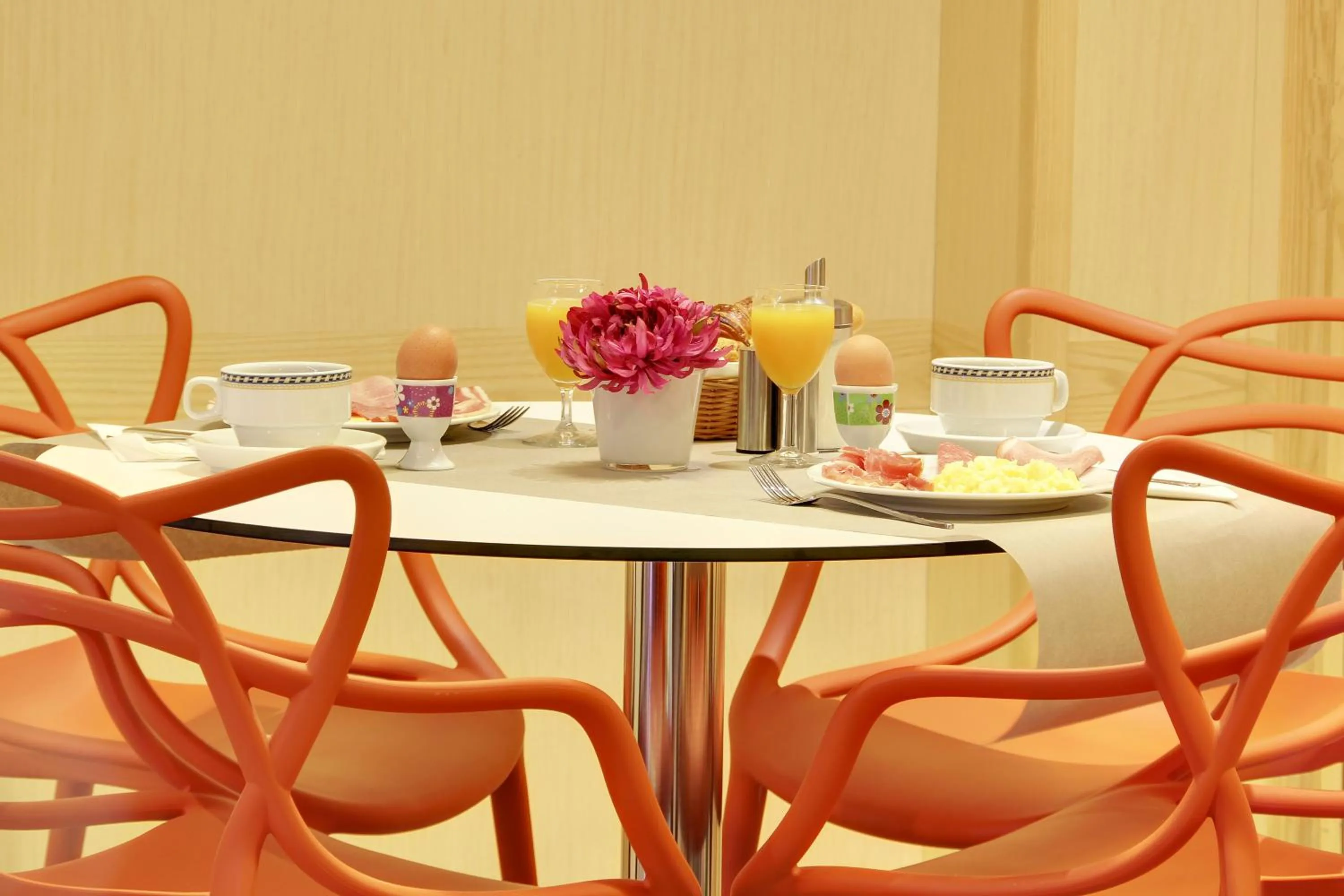 Restaurant/places to eat in Hotel Alhambra