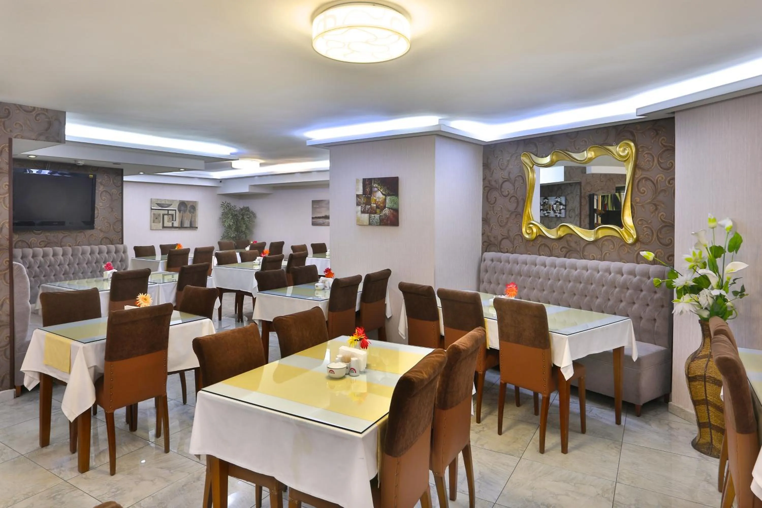 Restaurant/places to eat in Budo Hotel