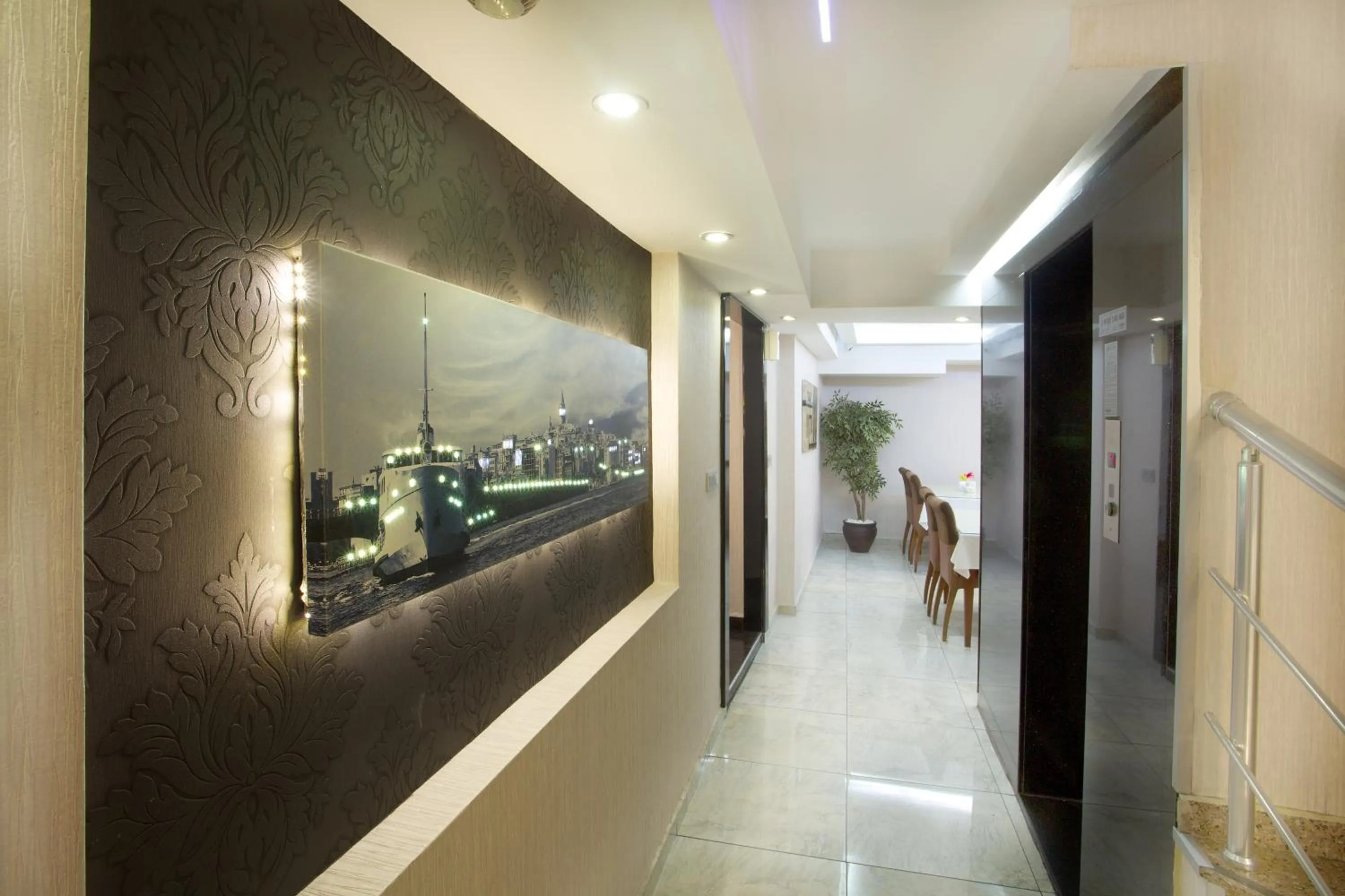 Restaurant/places to eat in Budo Hotel