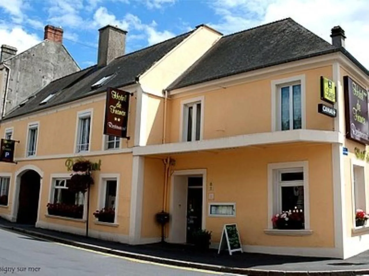 Property building in Logis Hôtel Restaurant de France