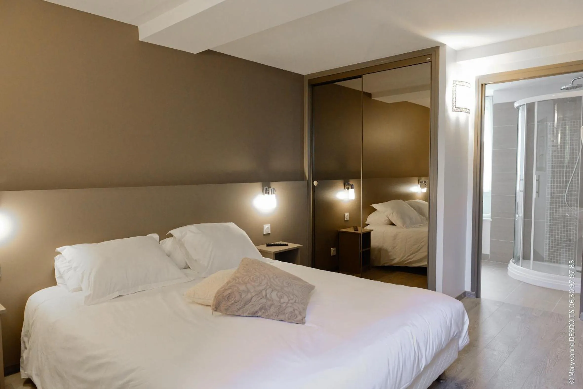Photo of the whole room, Bed in Logis Hôtel Restaurant de France