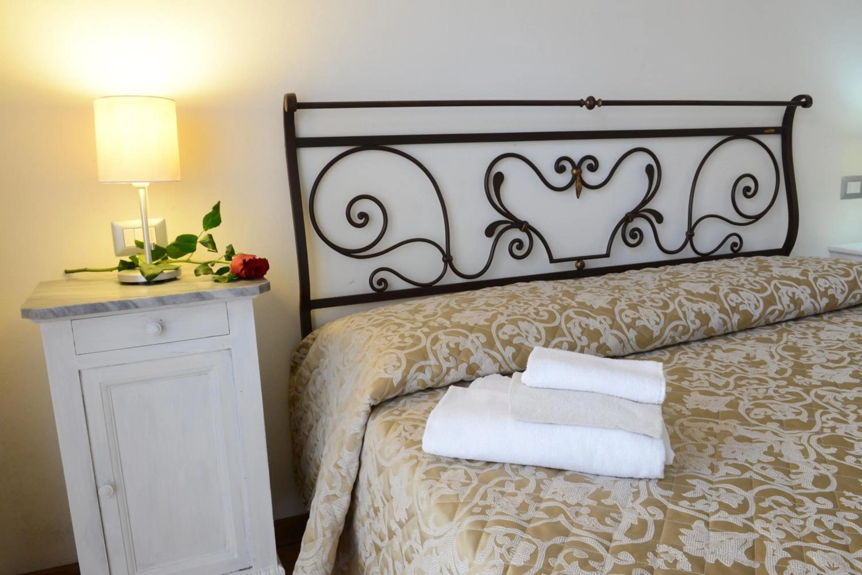 Bed in Relais Palazzo Paleologi Sec.XIV