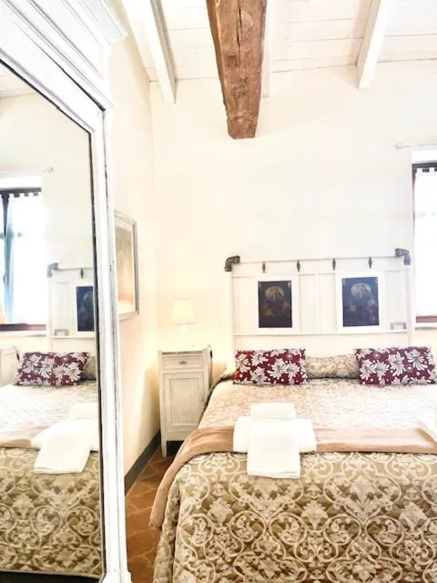 Bed in Relais Palazzo Paleologi Sec.XIV