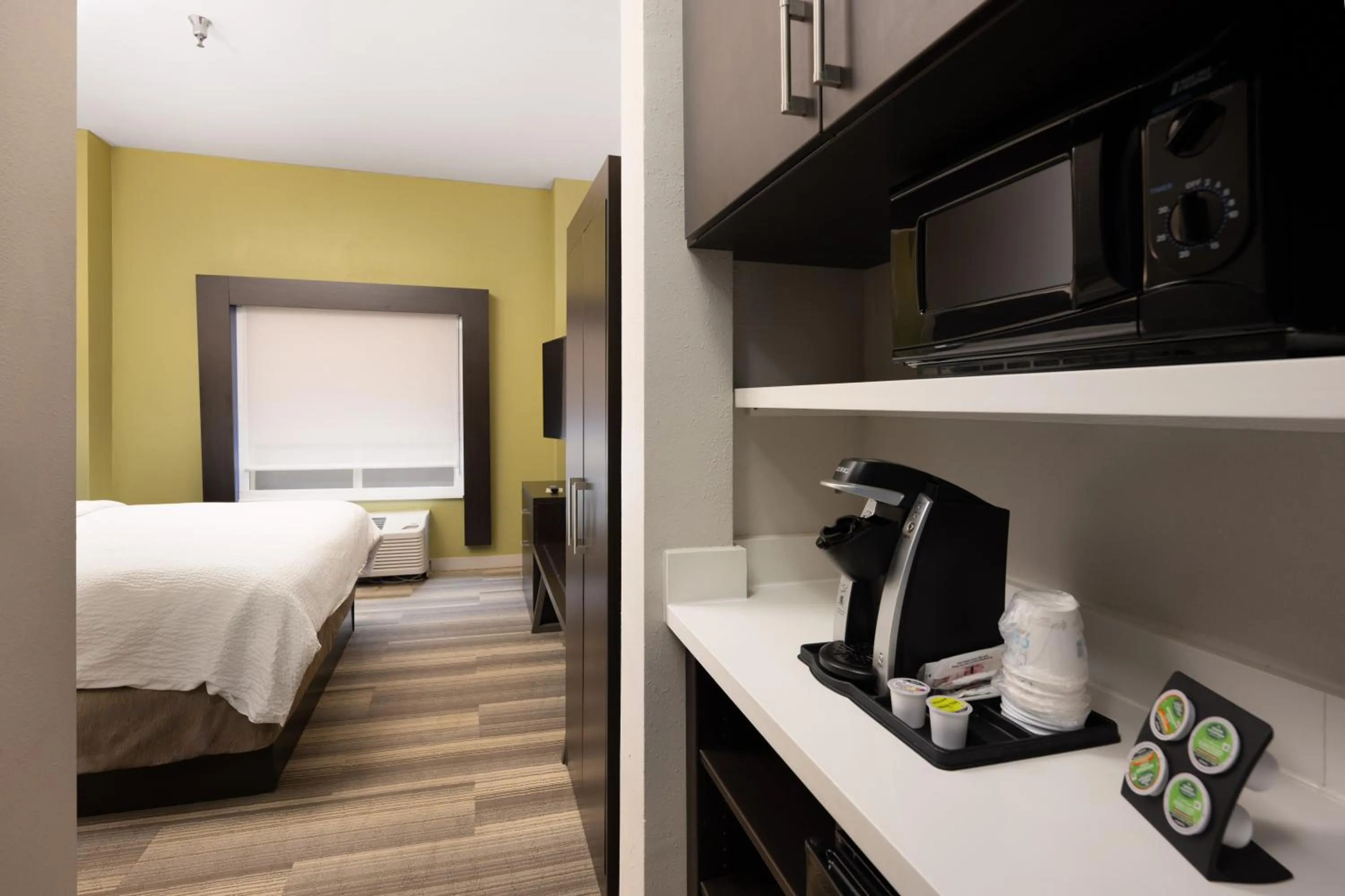 Kitchen or kitchenette, Bed in Holiday Inn Express & Suites Chattanooga-Hixson by IHG