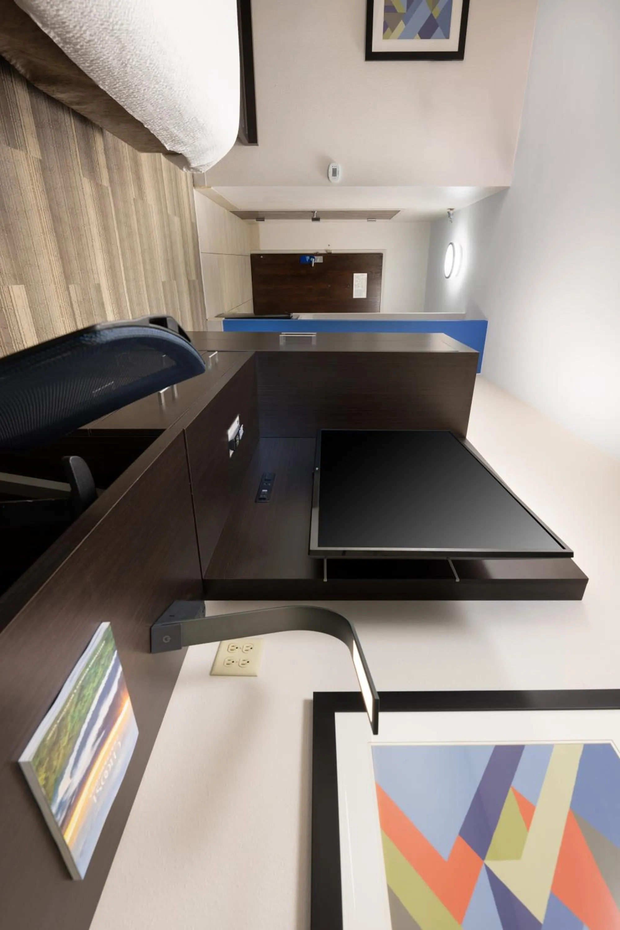 TV and multimedia in Holiday Inn Express & Suites Chattanooga-Hixson by IHG