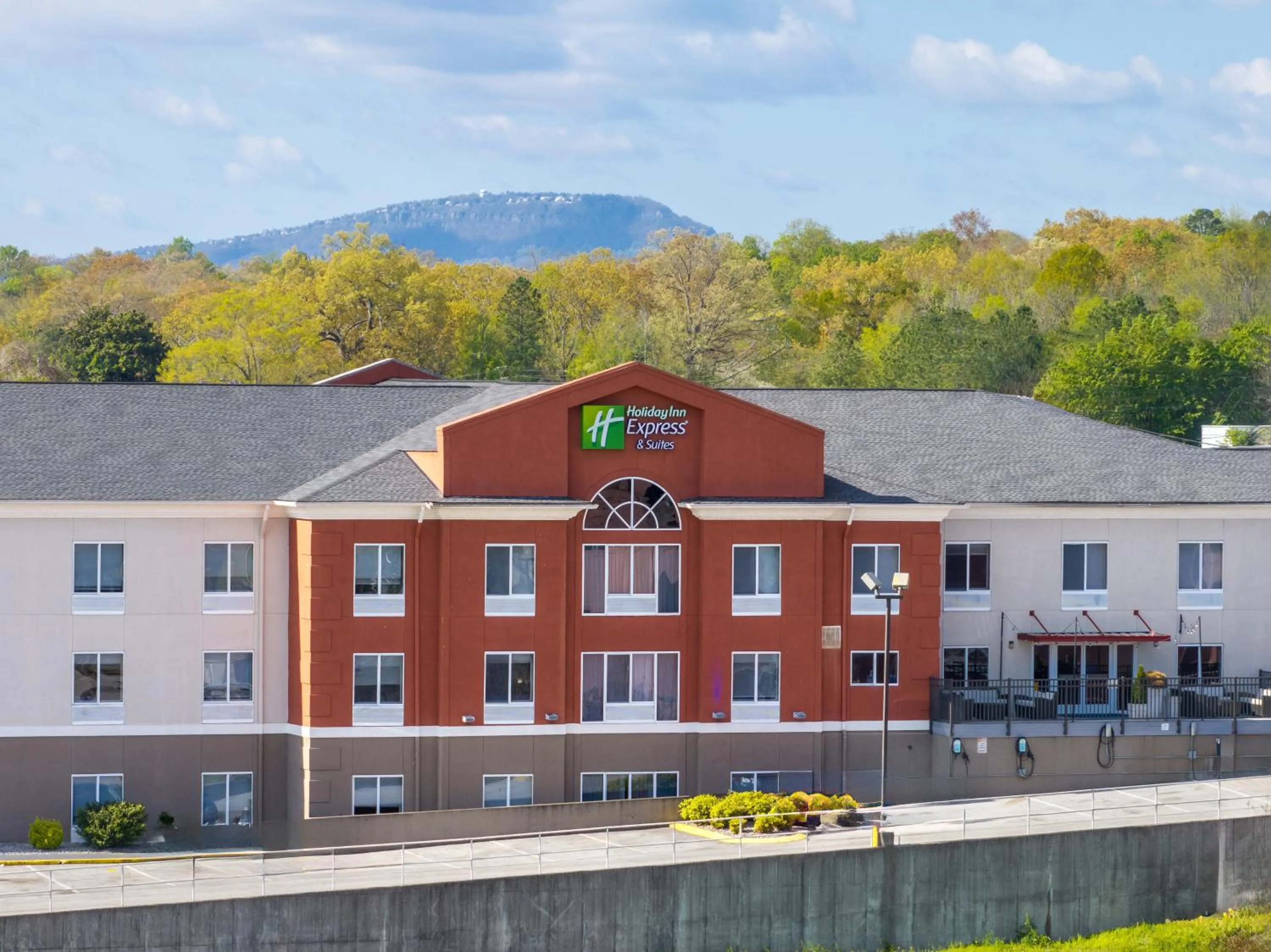 Property building in Holiday Inn Express & Suites Chattanooga-Hixson by IHG