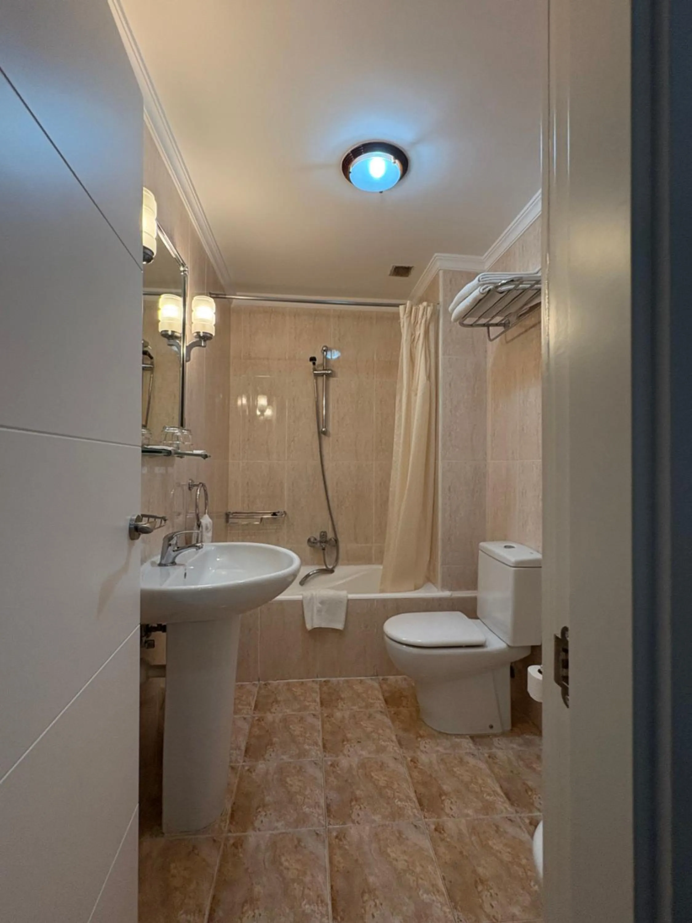 Shower in Hotel Amefa