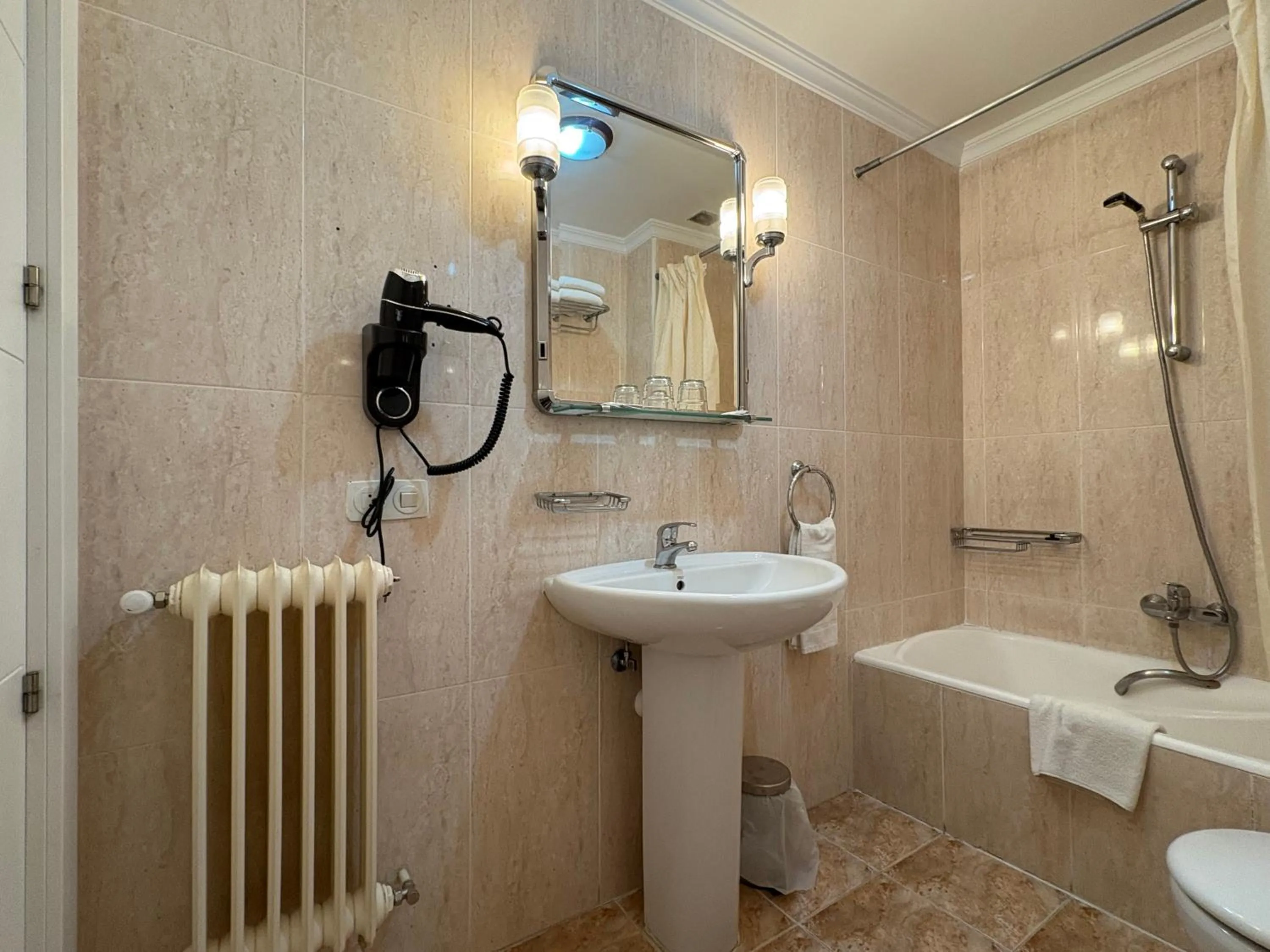 Shower in Hotel Amefa