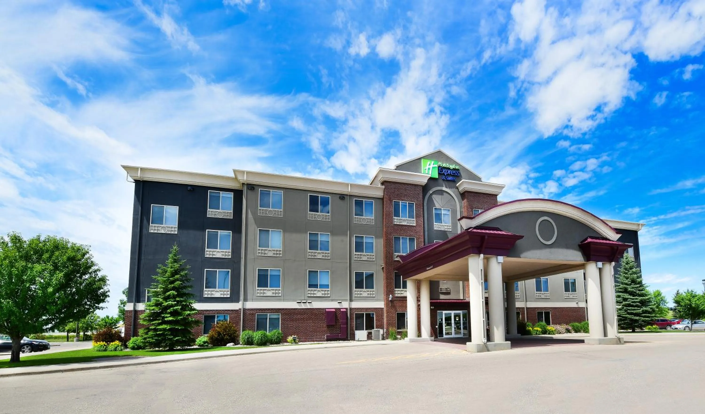 Property building in Holiday Inn Express Hotel & Suites Grand Forks by IHG