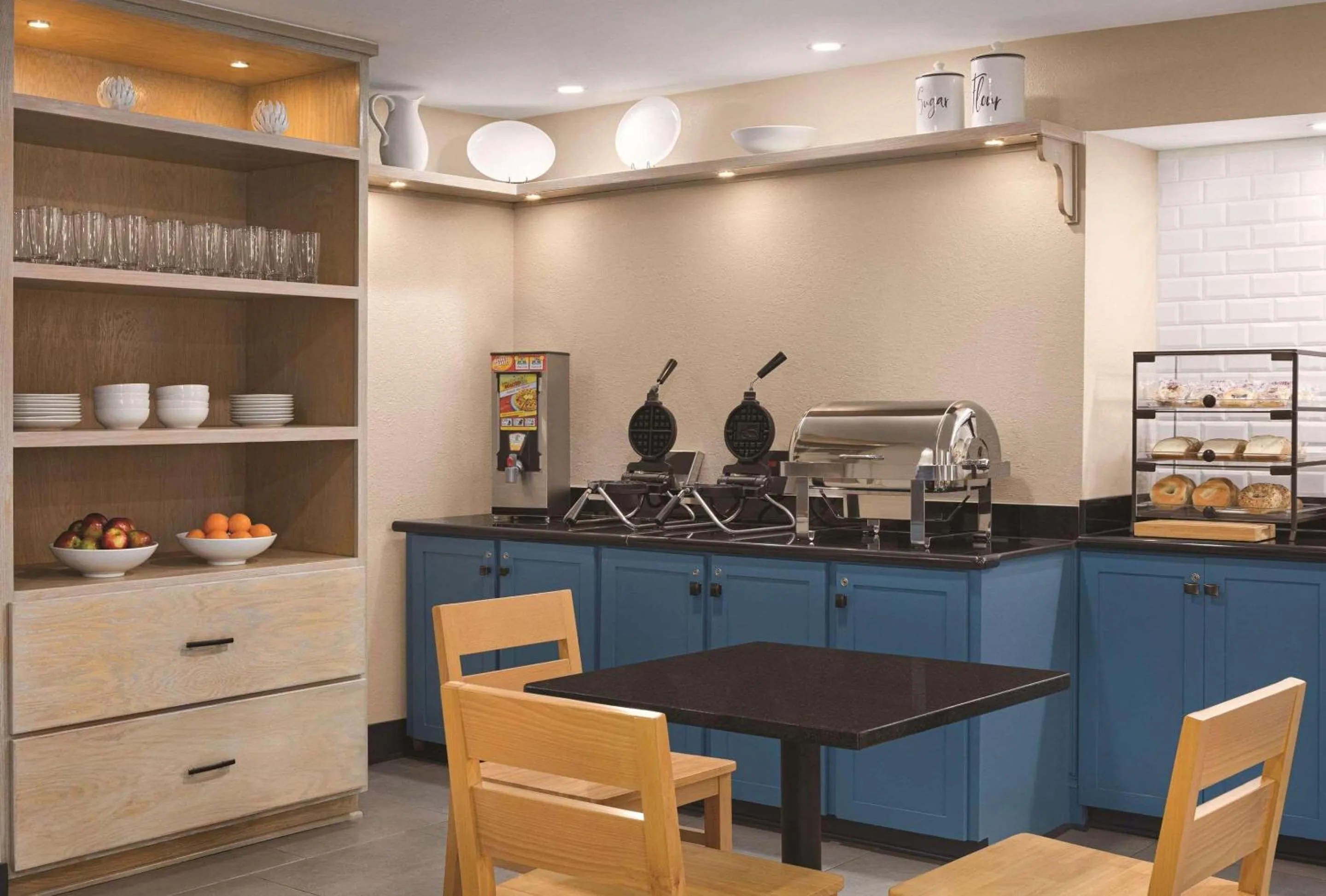 Breakfast in Country Inn & Suites by Radisson, Dunn, NC