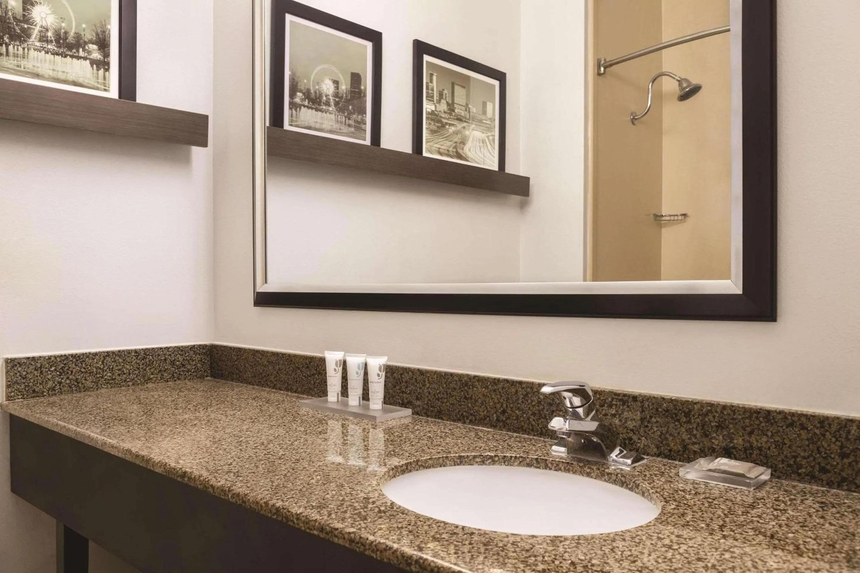 Bedroom in Country Inn & Suites by Radisson, Griffin, GA